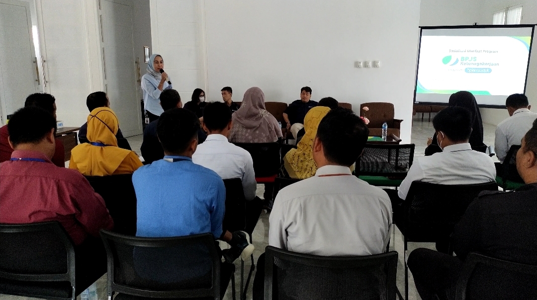 Senior Manager HR & Adm. Yayasan Sukma, Sandra Kirana Kastor dalam acara sosialisasi program BPJAMSOSTEK di Sekolah Sukma Bangsa Sigi