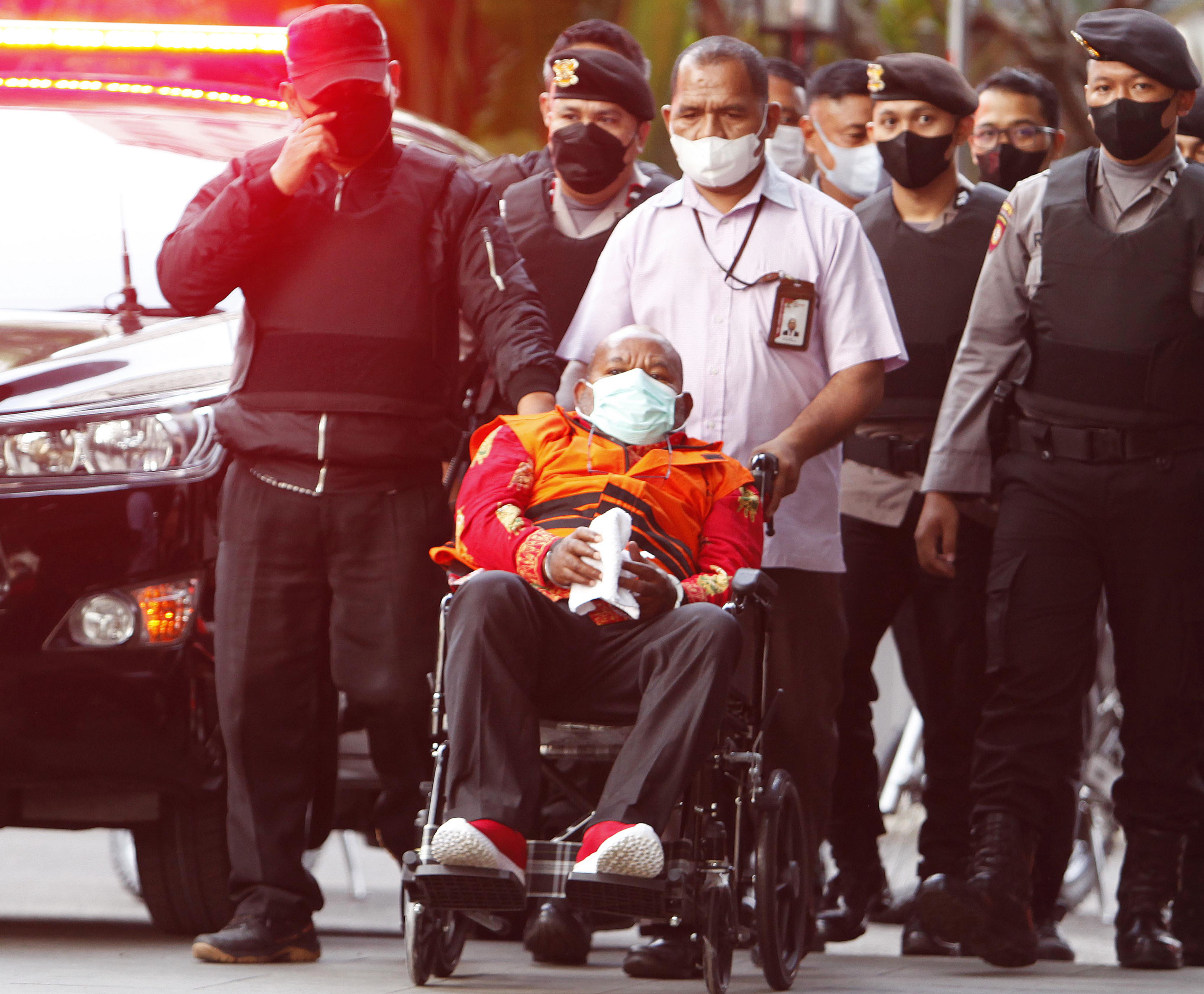 Tersangka Gubernur nonaktif Papua Lukas Enembe dikawal petugas saat menjalani pemeriksaan di Gedung KPK, Jakarta, Kamis (12/1).