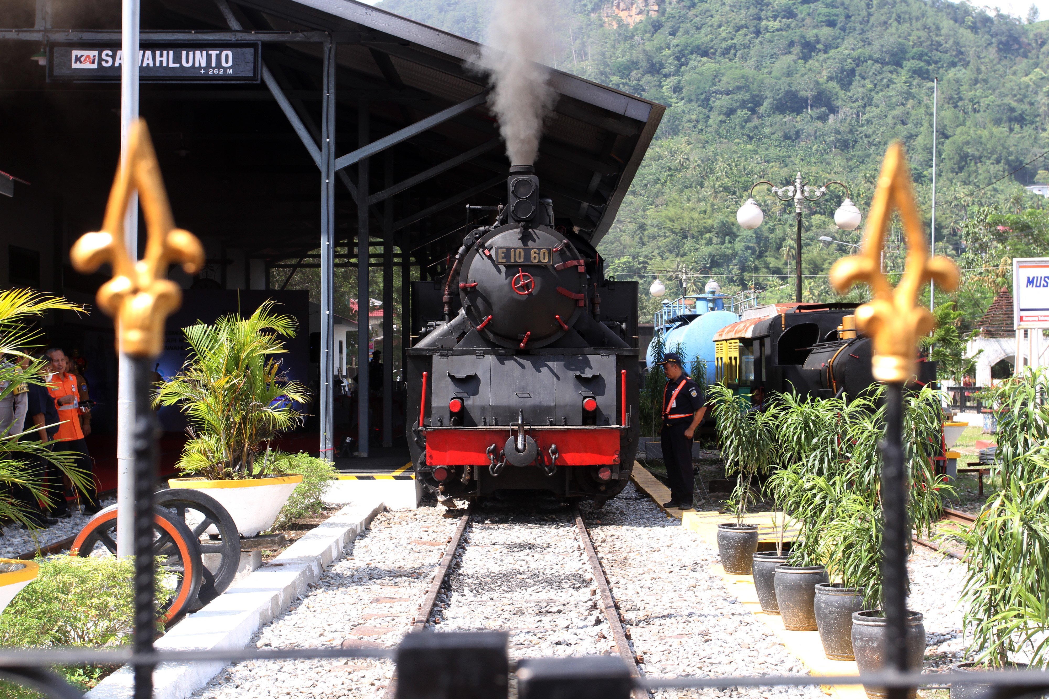 Lokomotif uap E1060 'Mak Itam' saat peresmian di Stasiun Kereta Api Sawahlunto, Sumatra Barat, Selasa (20/12/2022).