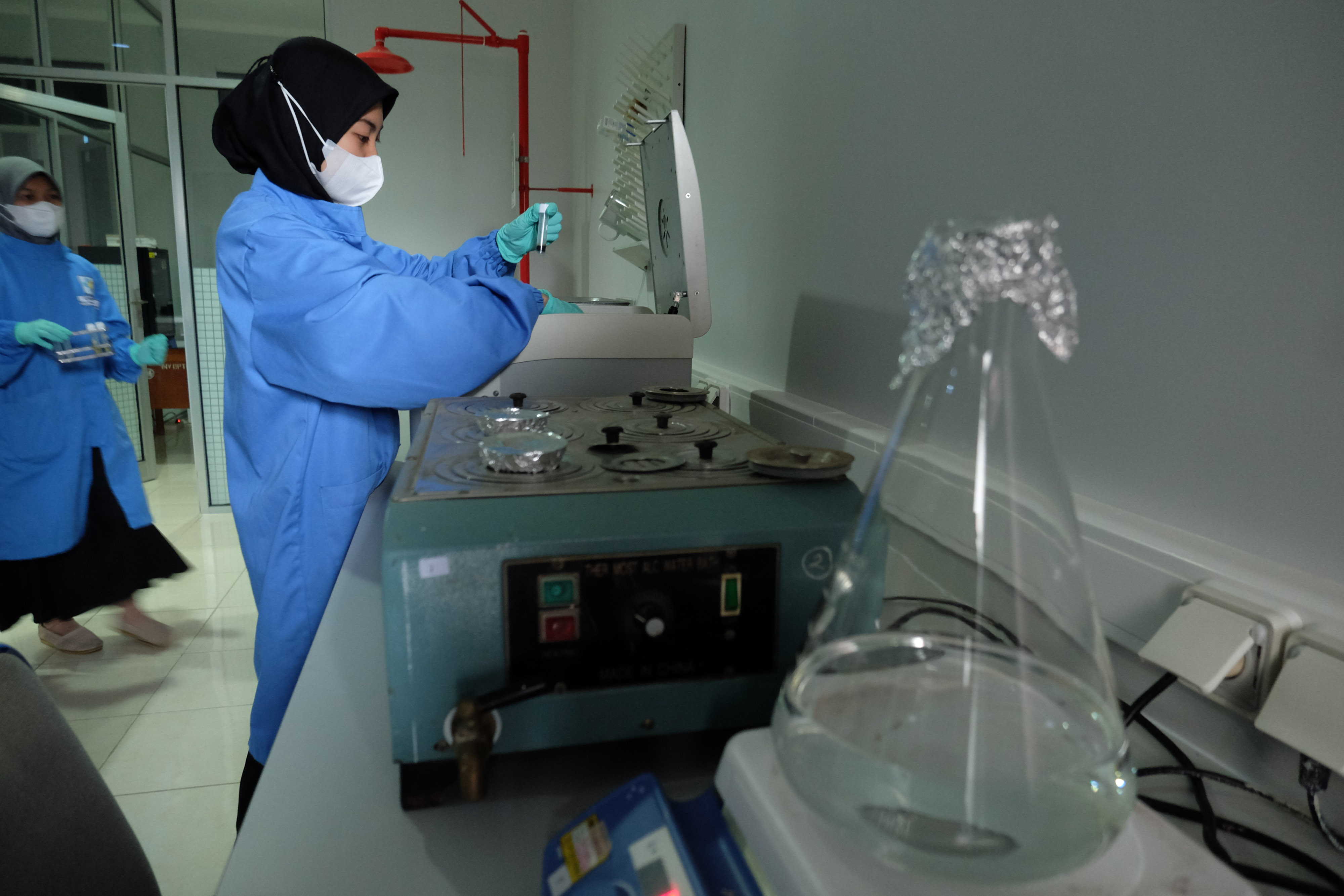 Ilustrasi pengembangan obat yang dilakukan peneliti di laboratorium.