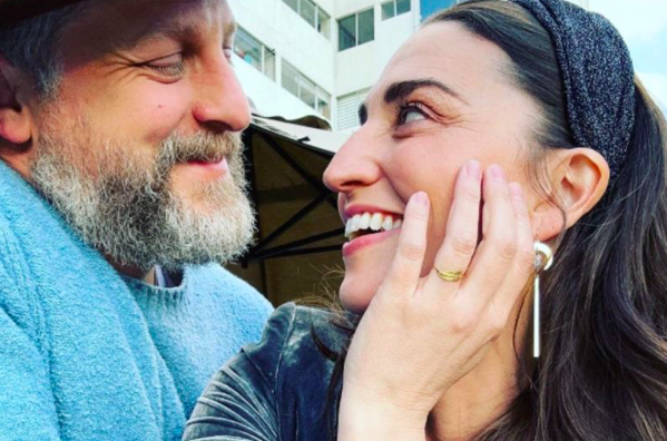 Musisi asal Amerika Serikat Sara Bareilles dan sang kekasih, Joe Tippett. 