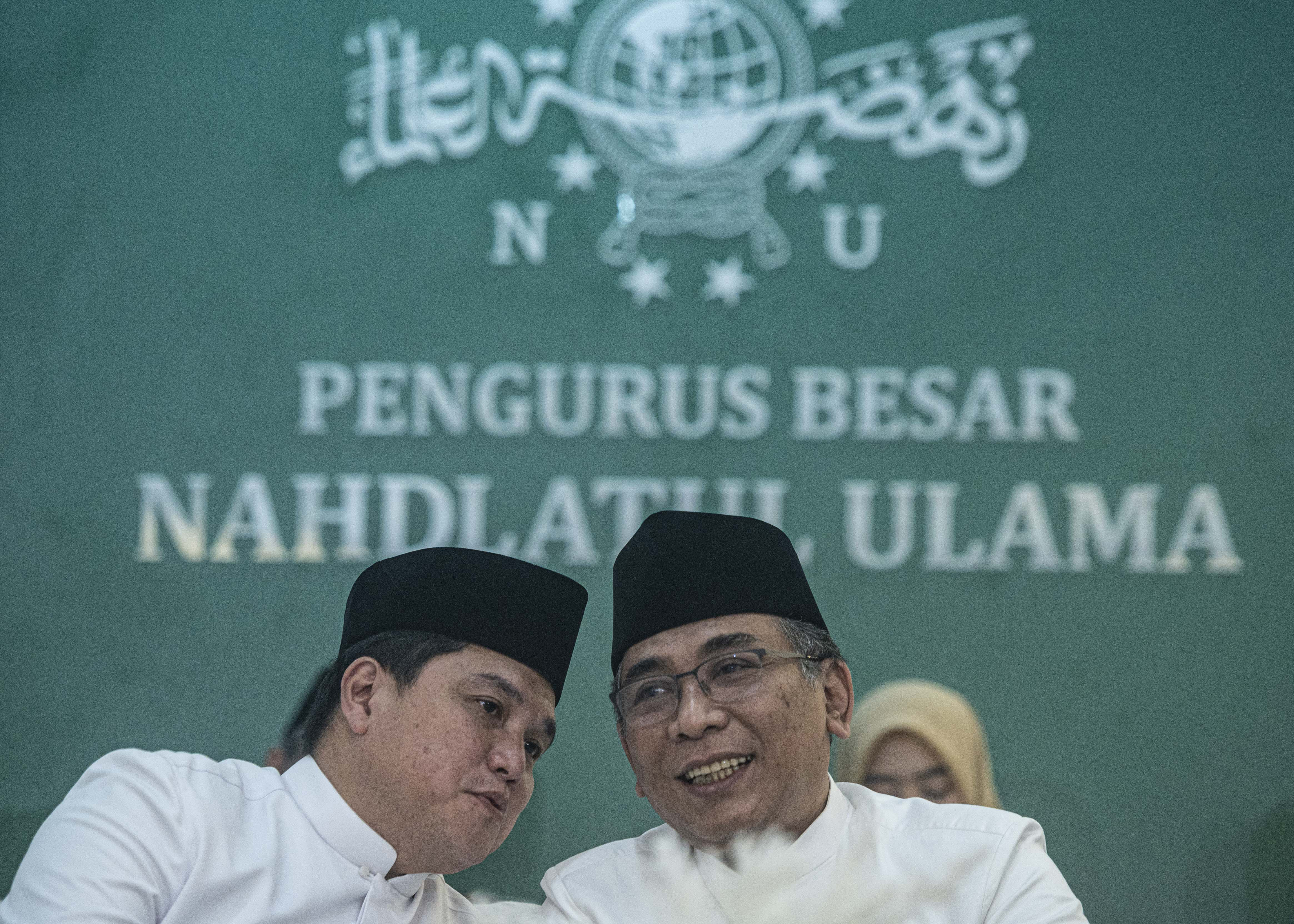 Ketua Umum PBNU KH Yahya Cholil Staquf bersama Menteri BUMN Erick Thohir saat konpres terkait Harlah 1 Abad NU di Jakarta, Jumat (27/1).