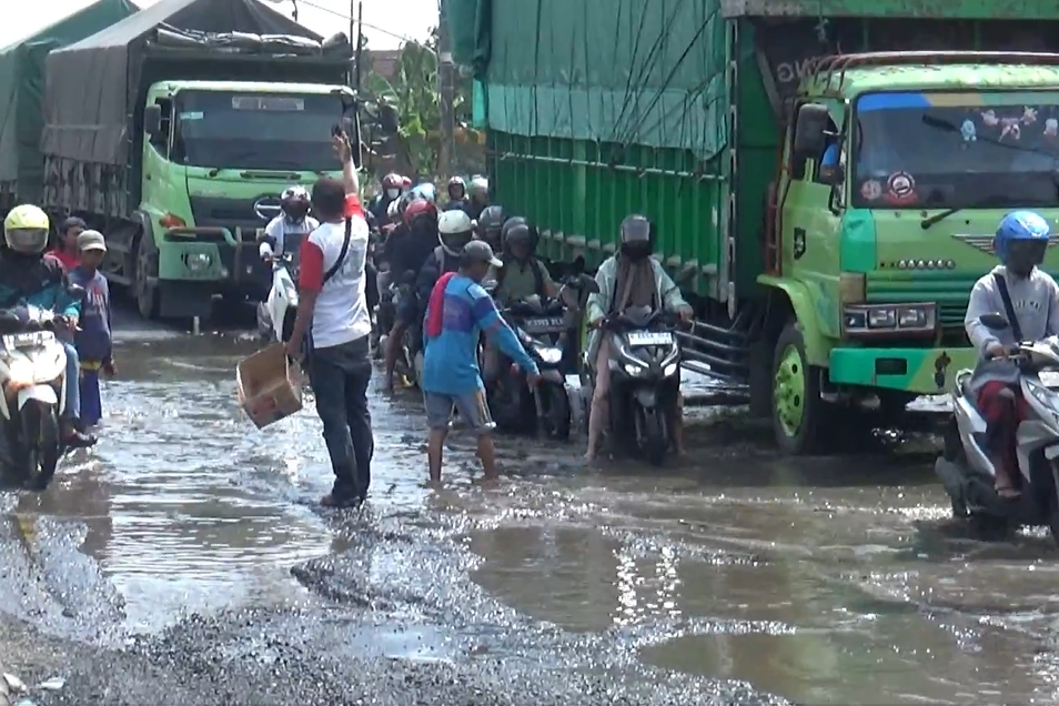 Pengguna jalan jalur pantura Demak Semarang.