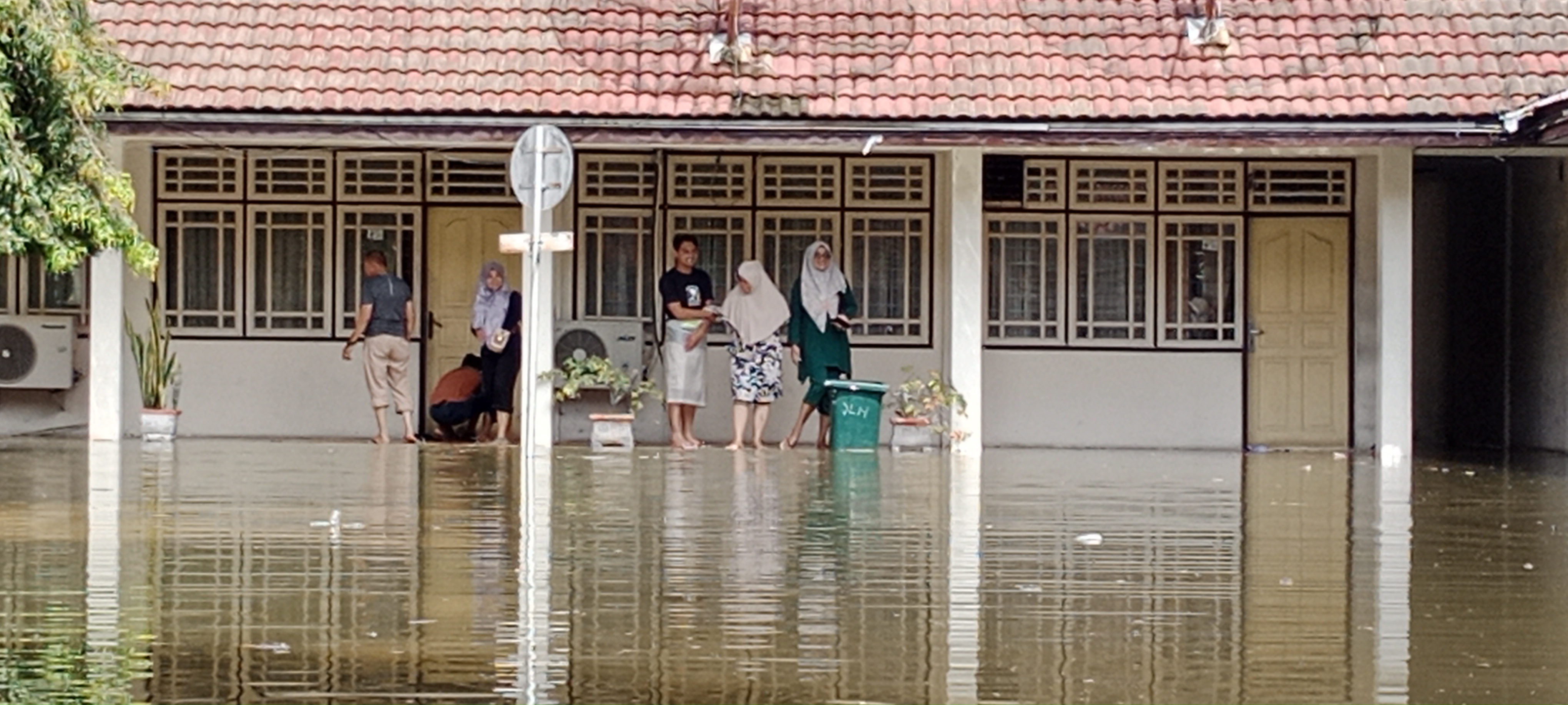 Banjir mengenangi Kantor Bupati Pidie, Aceh, Minggu (22/1/2023).