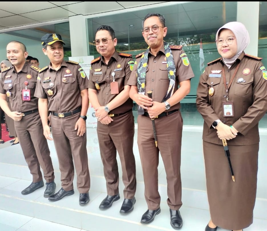 Kajati Jawa Barat Asep Nanang Mulyana berfoto bersama Kajari Kota Depok, Kajari Kabupaten Bogor, Kajari Kota Bogor dan Koordinator Kejati Ja