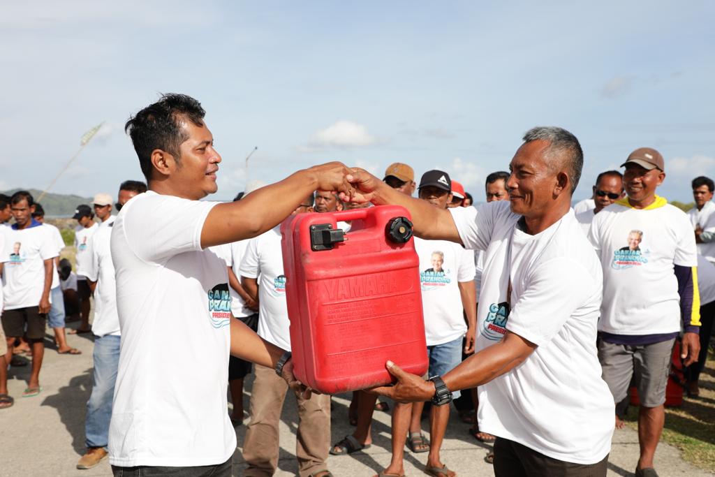 Komunitas nelayan pesisir Jawa Barat memberikan bantuan BBM kepada nelayan Pangandaran, Selasa (24/1/2023)