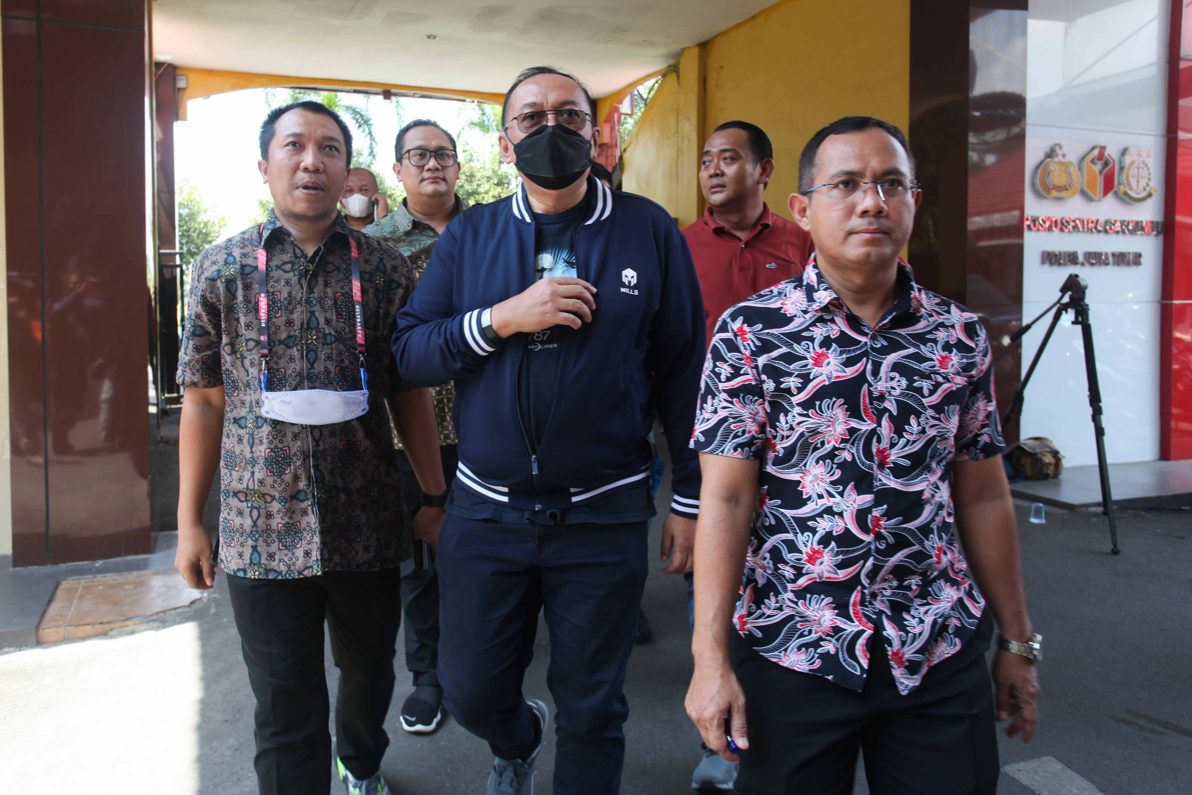 Direktur Utama PT Liga Indonesia Baru (LIB) Akhmad Hadian Lukita (tengah) saat diperiksa di Polda Jawa Timur, 12 Oktober 2022.