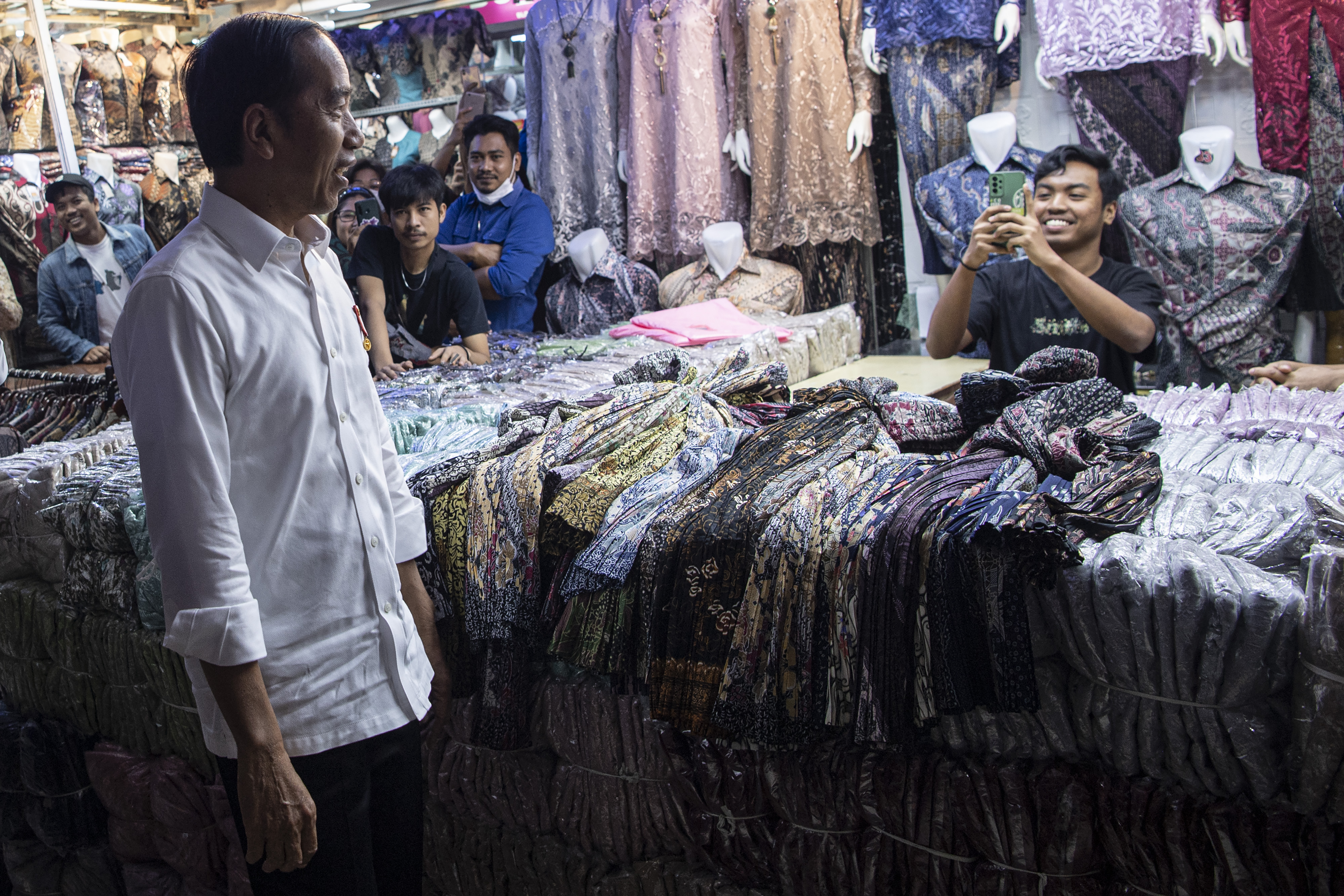Presiden Joko Widodo (kiri) berdialog dengan para pedagang di Pasar Tanah Abang, Jakarta.