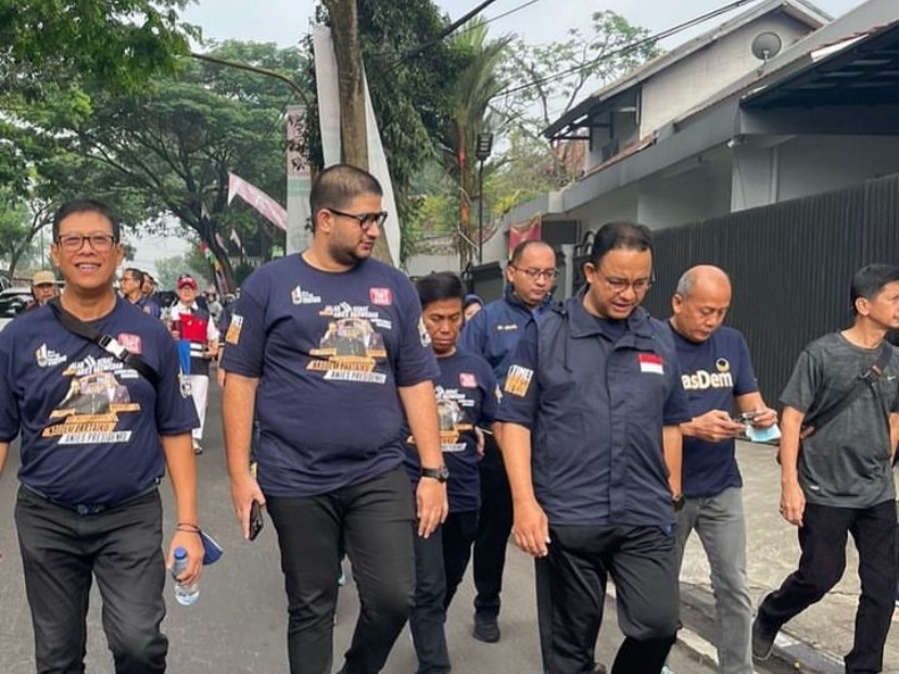 Ketua Dewan Pertimbangan NasDem Jabar Rajiv berjalan bersama capres Anies Baswedan dalam suatu acara.