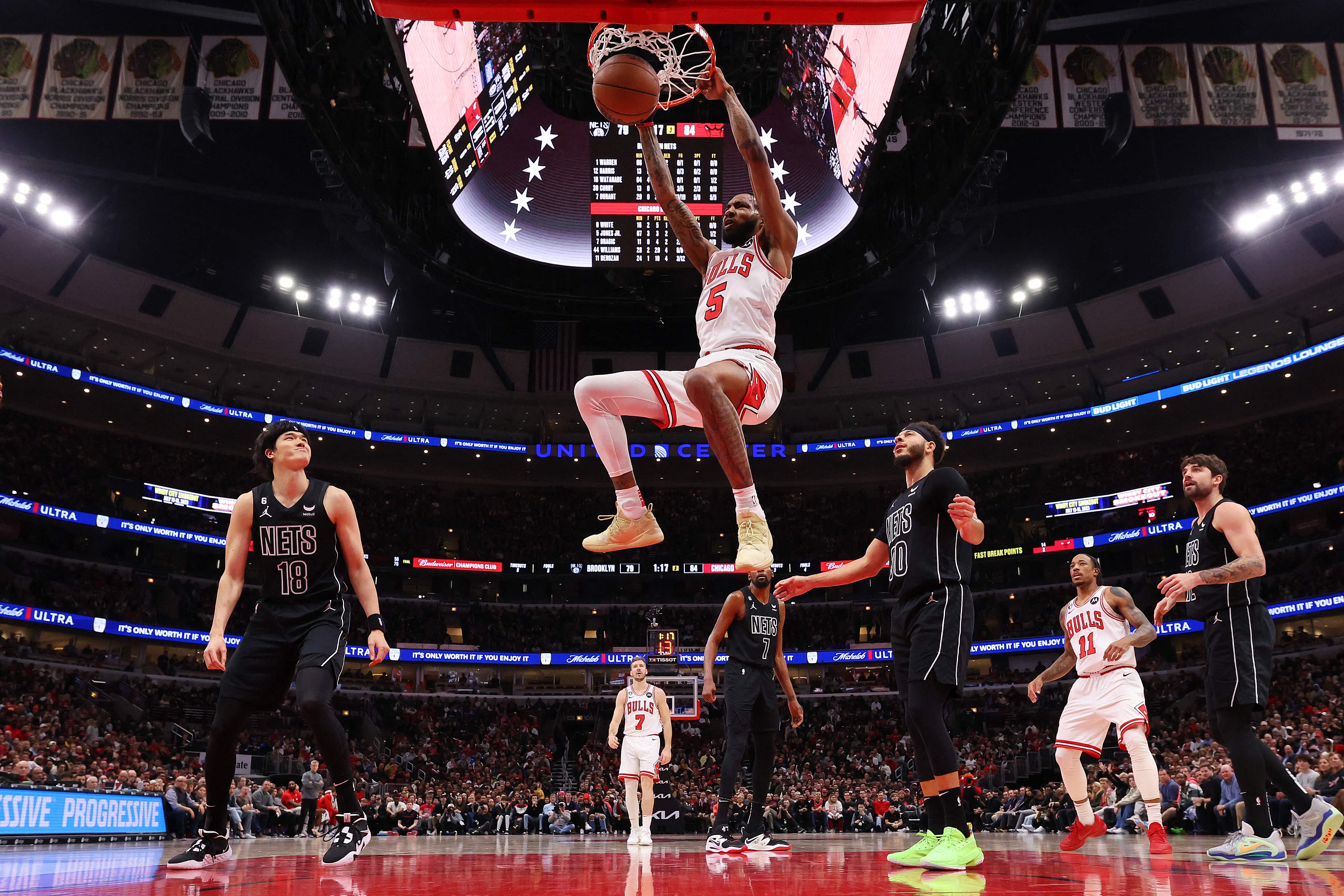 Pemain Chicago Bulls Derrick Jones Jr. melakukan dunk saat pertandingan melawan Brooklyn Nets, hari ini.