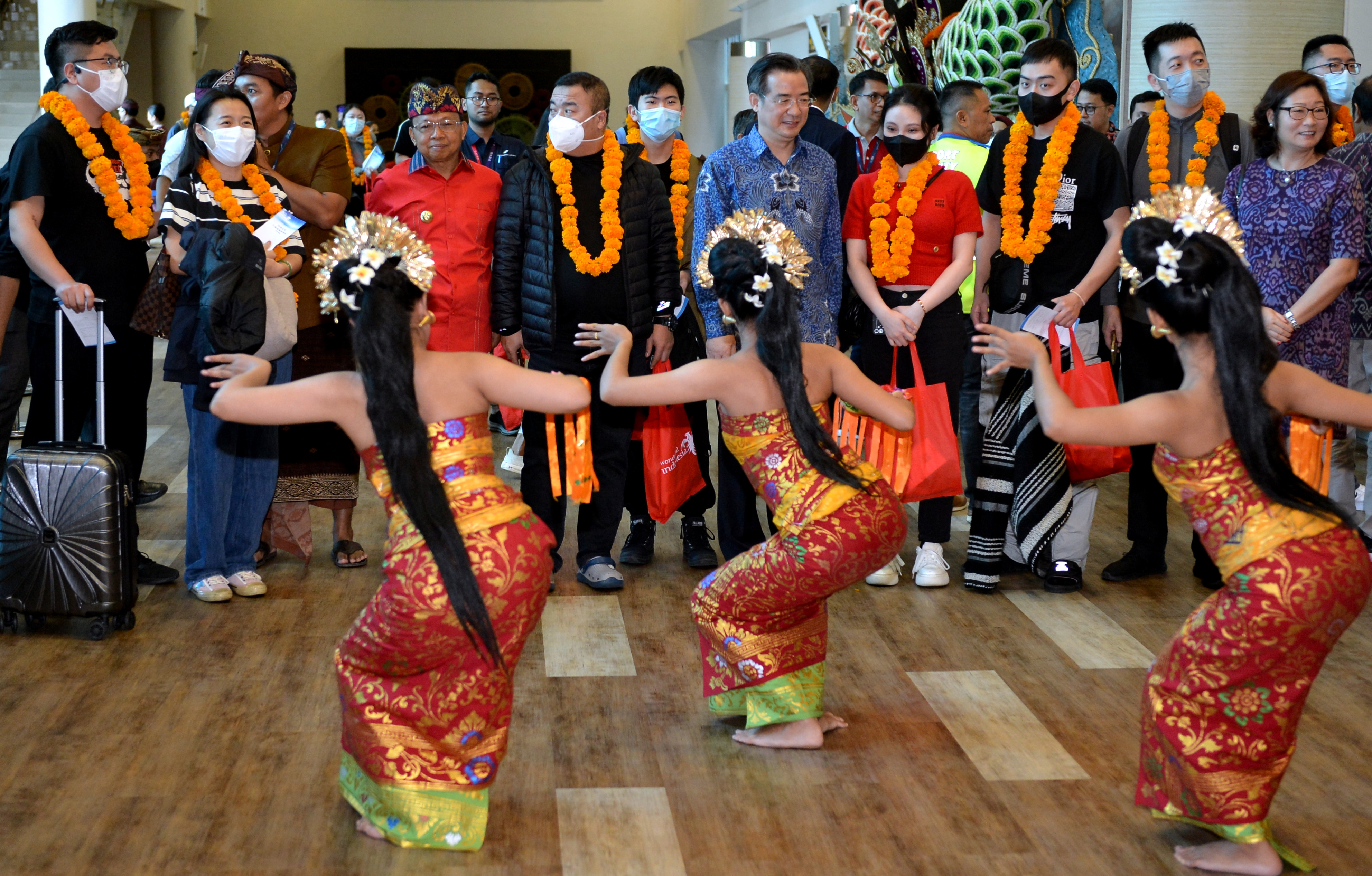 Wisatawan mancanegara asal China disambut tarian tradisional Bali di Terminal Internasional Bandara Internasional I Gusti Ngurah Rai, Bali