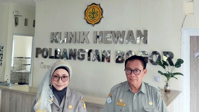 Kepala Pusdiktan, Idha Widi Arsanti meresmikan Klinik Hewan didampingi Direktur Polbangtan Bogor, Syaifuddin Anwar (kanan)