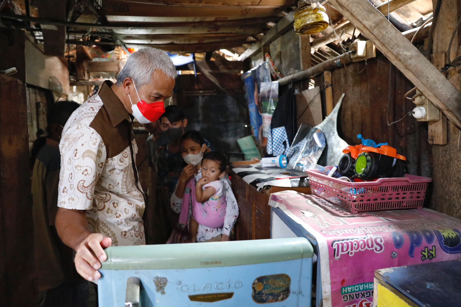 Gubernur Jateng Ganjar Pranowo sedang melongok pemukiman warga tertingal di Semarang, Jateng beberapa waktu lalu.