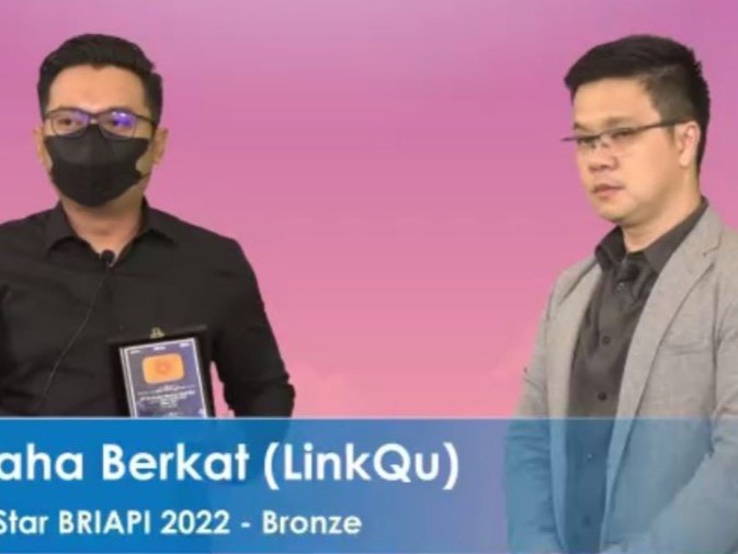 Mifta Setya Putra selaku Chief Marketing Officer PT Tri Usaha Berkat (kiri) saat menerima penghargaan BRIAPI 2022.