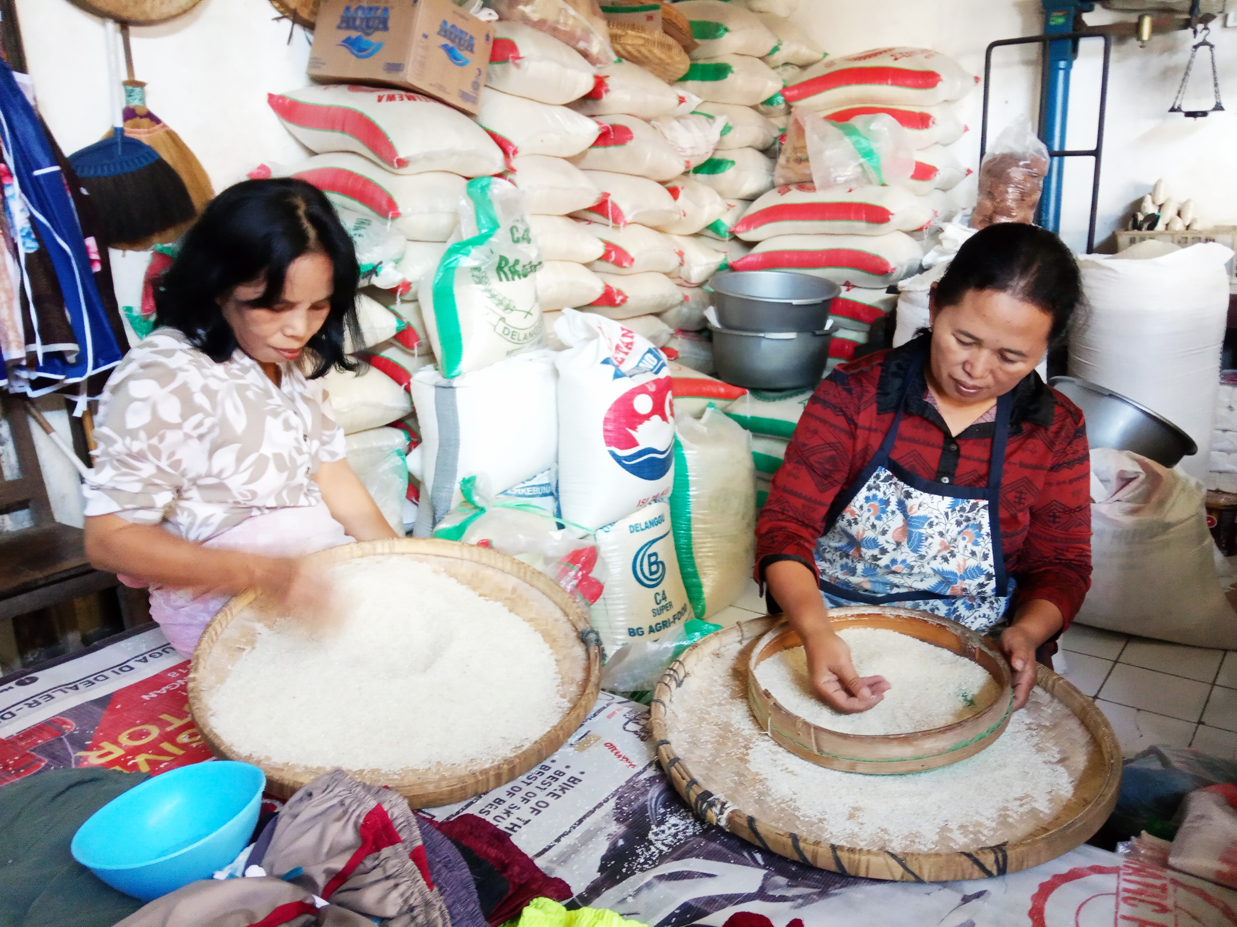 Pedagang beras di Pasar Gede, Klaten, Jawa Tengah.