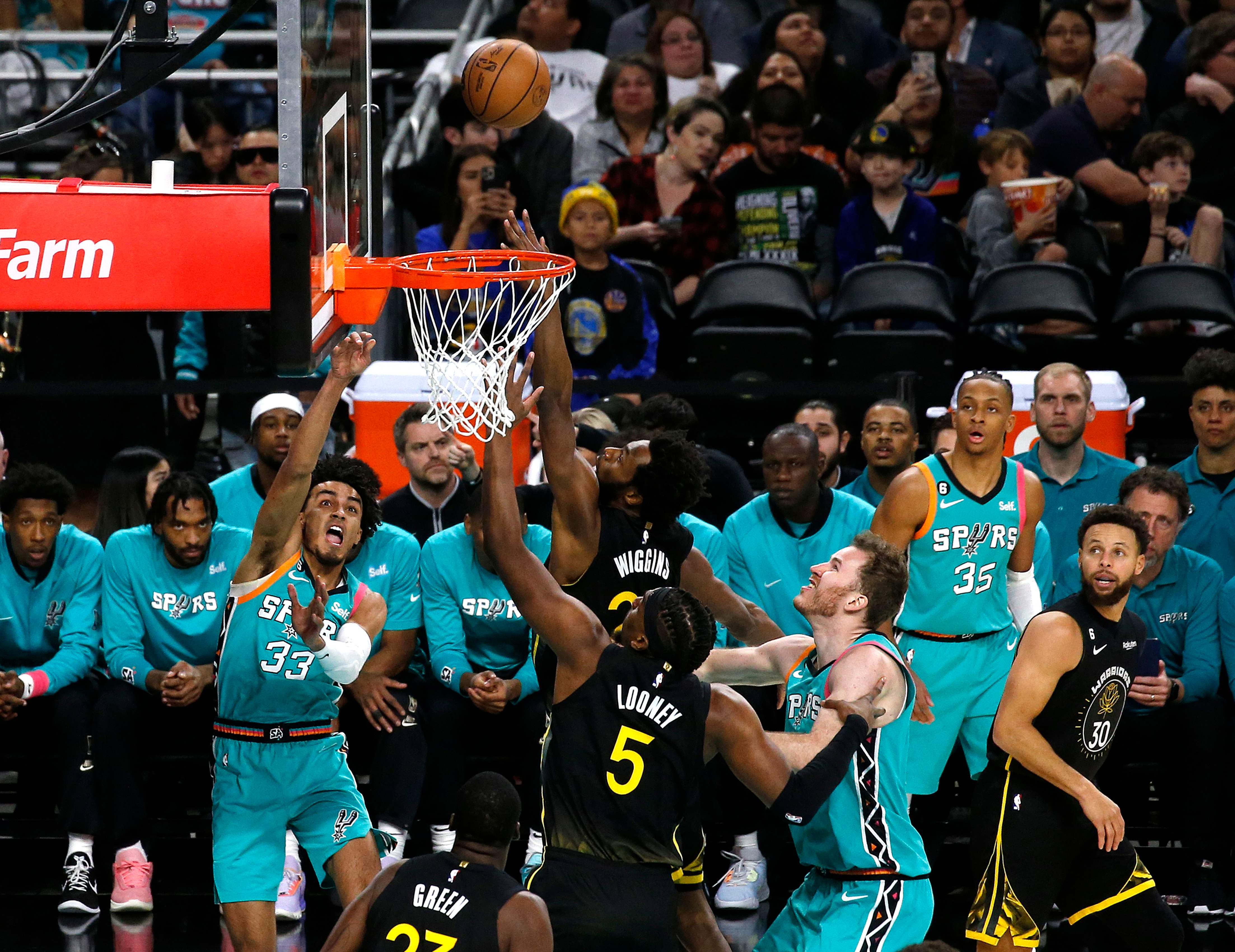 Laga Golden State Warrios vs San Antonio Spurs dalam lanjutan NBA di Alamodome, Sabtu (14/1). Spurs yang menjadi tuan rumah kalah 113-144.