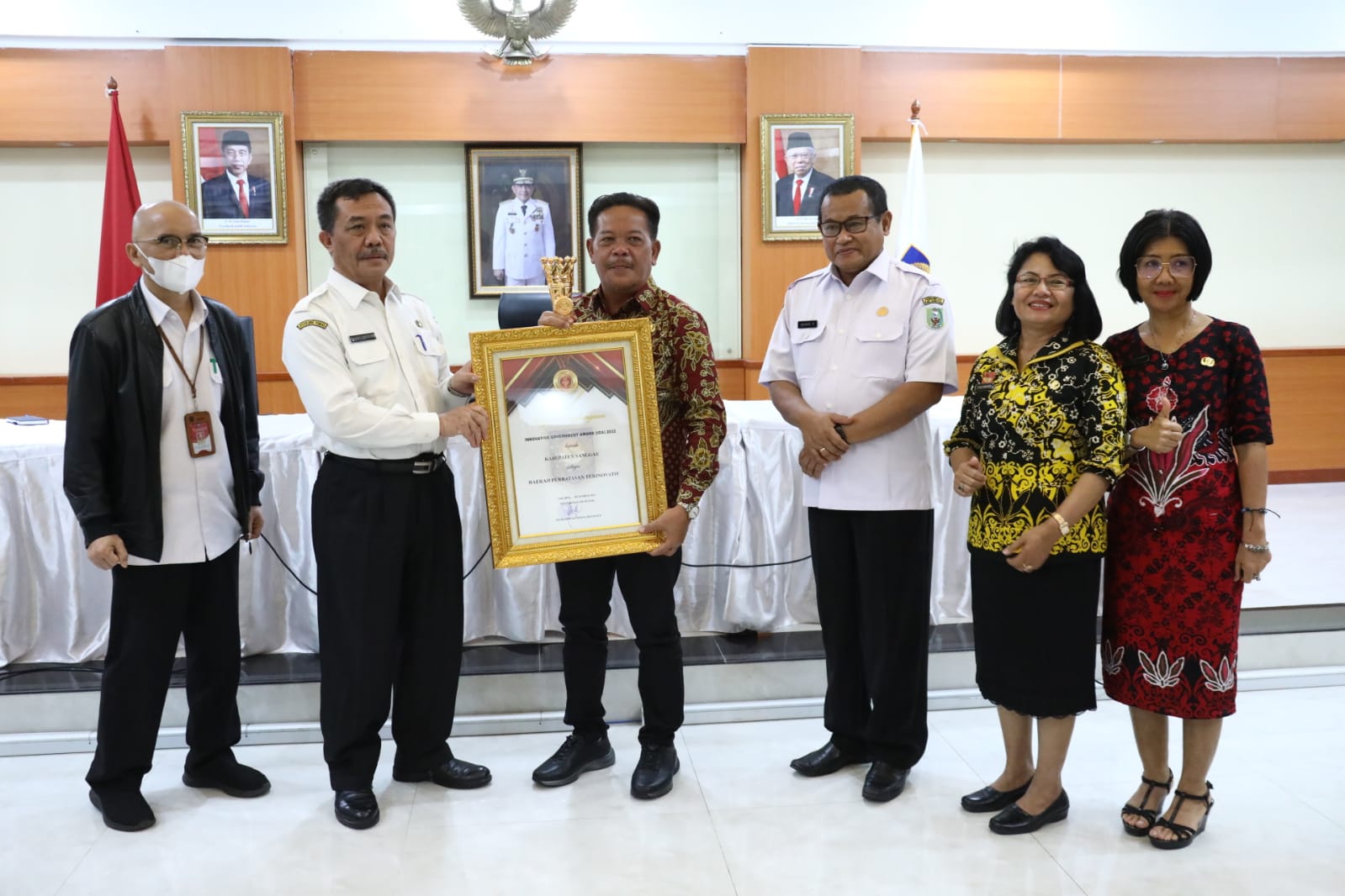 Kepala BSKDN Kemendagri Yusharto Huntoyungo menyerahkan penghargaan kepada Bupati Sanggau Paolus Hadi