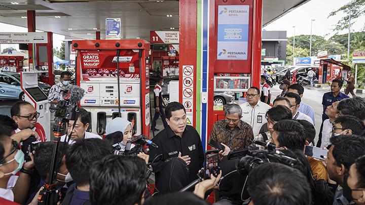 Menteri BUMN Erick Thohir mengumumkan penurunan harga BBM nonsubsidi