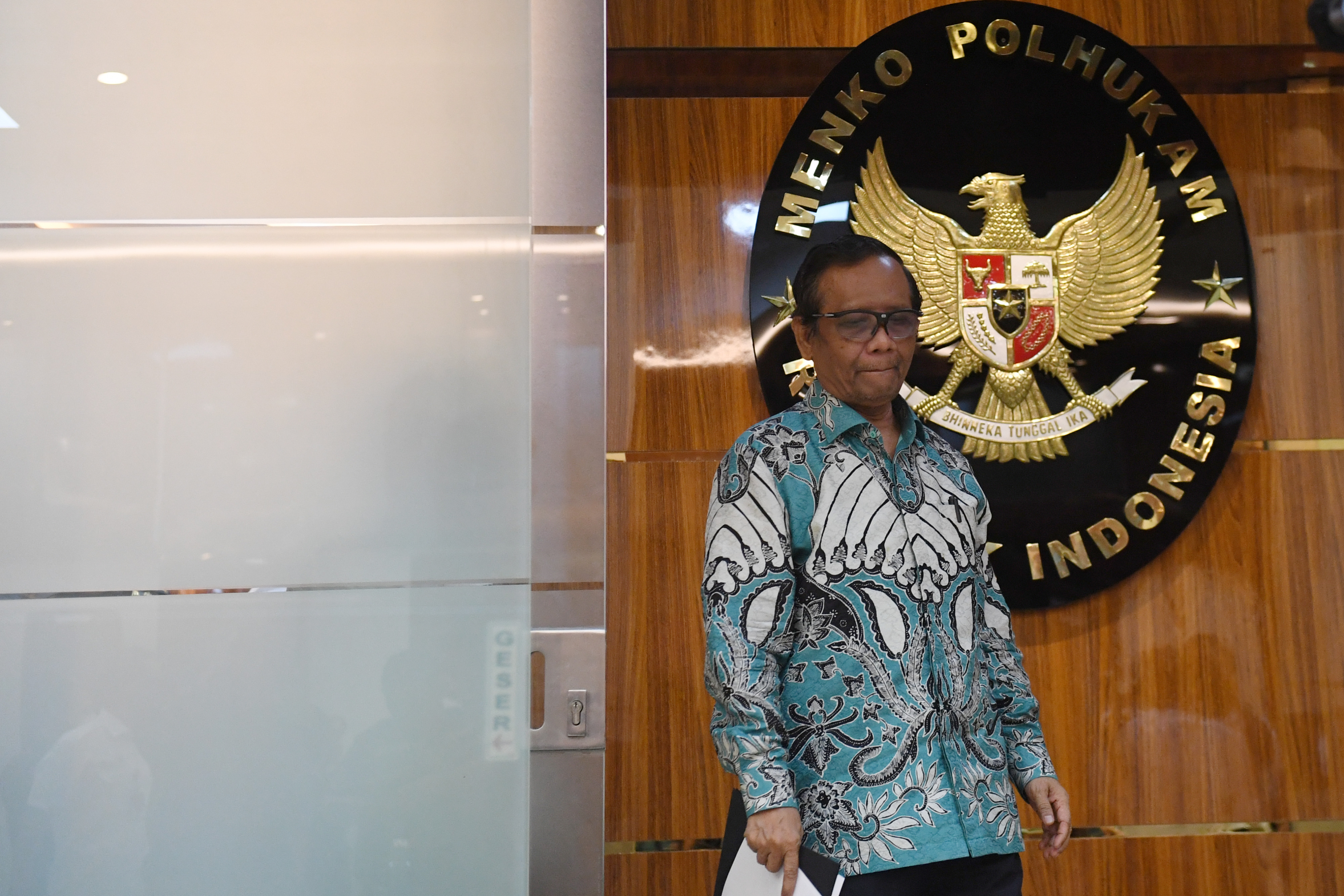 Menko Polhukam Mahfud MD bersiap memberikan keterangan pers.