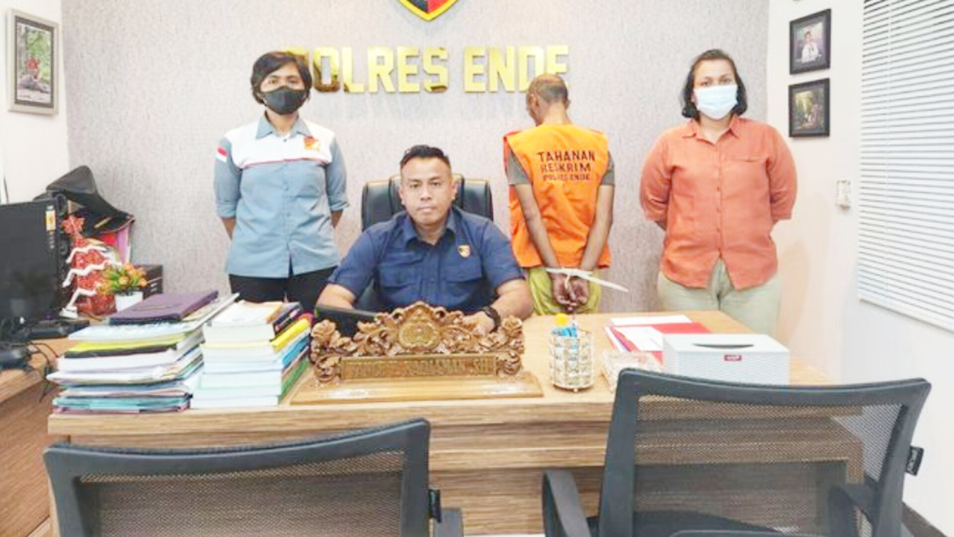 Kasat Reskrim Polres Ende Iptu Yance Kadiaman (duduk).