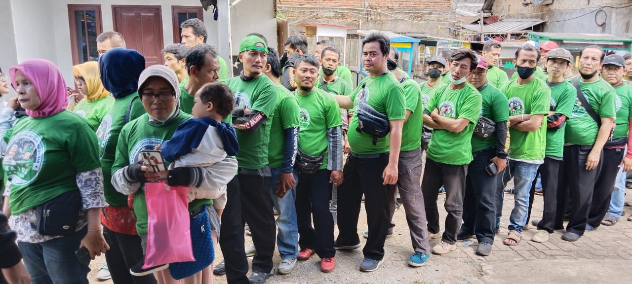 Pengemudi Ojek online (ojol) mengantri pemberian kartu BPJamsostek dari Kajol Indonesia di Lenteng Agung, Jaksel, Jumat (20/1/2023)