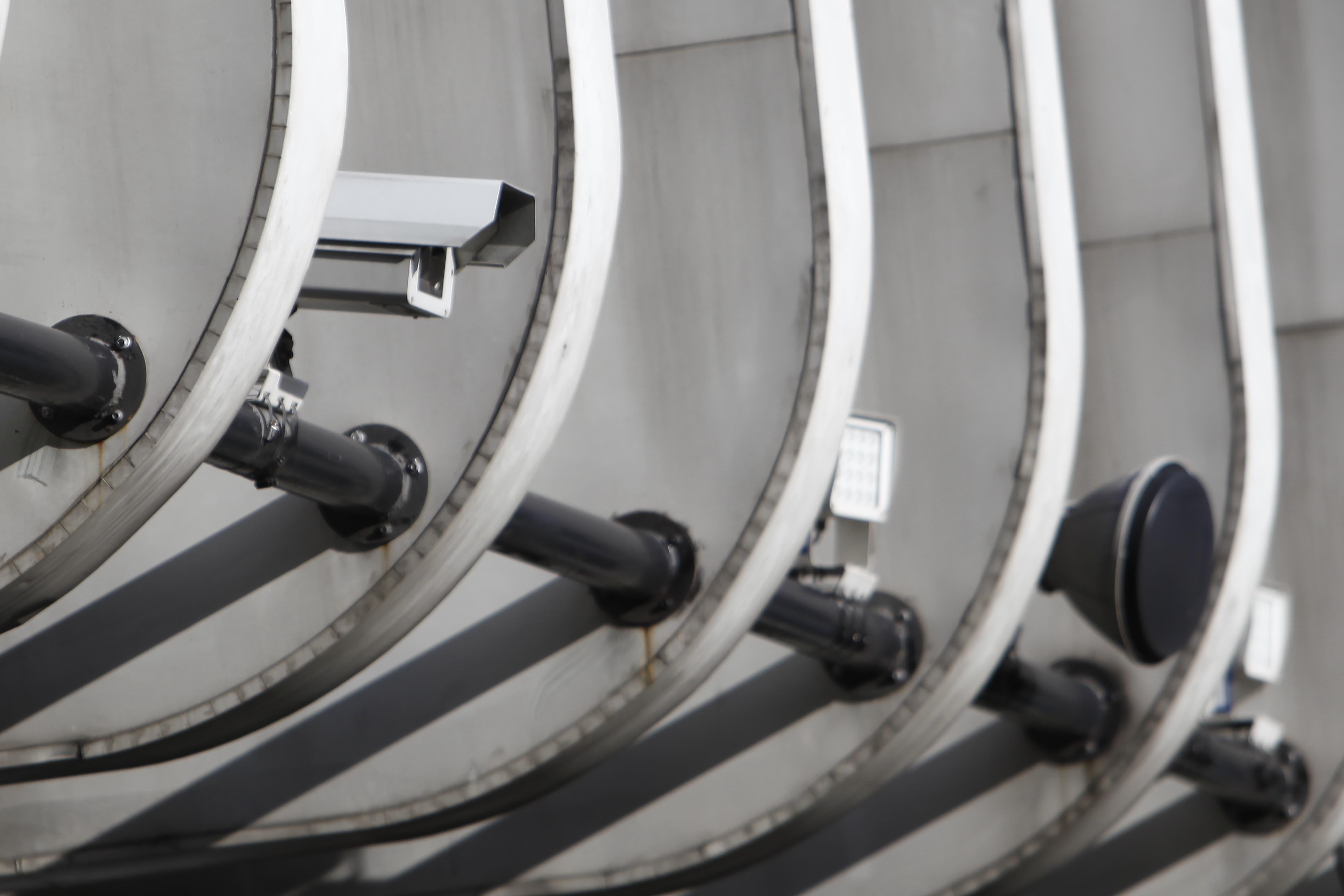 Perangkat kamera tilang elektronik atau Electronic Traffic Law Enforcement (ETLE) terpasang di kawasan Senayan, Jakarta