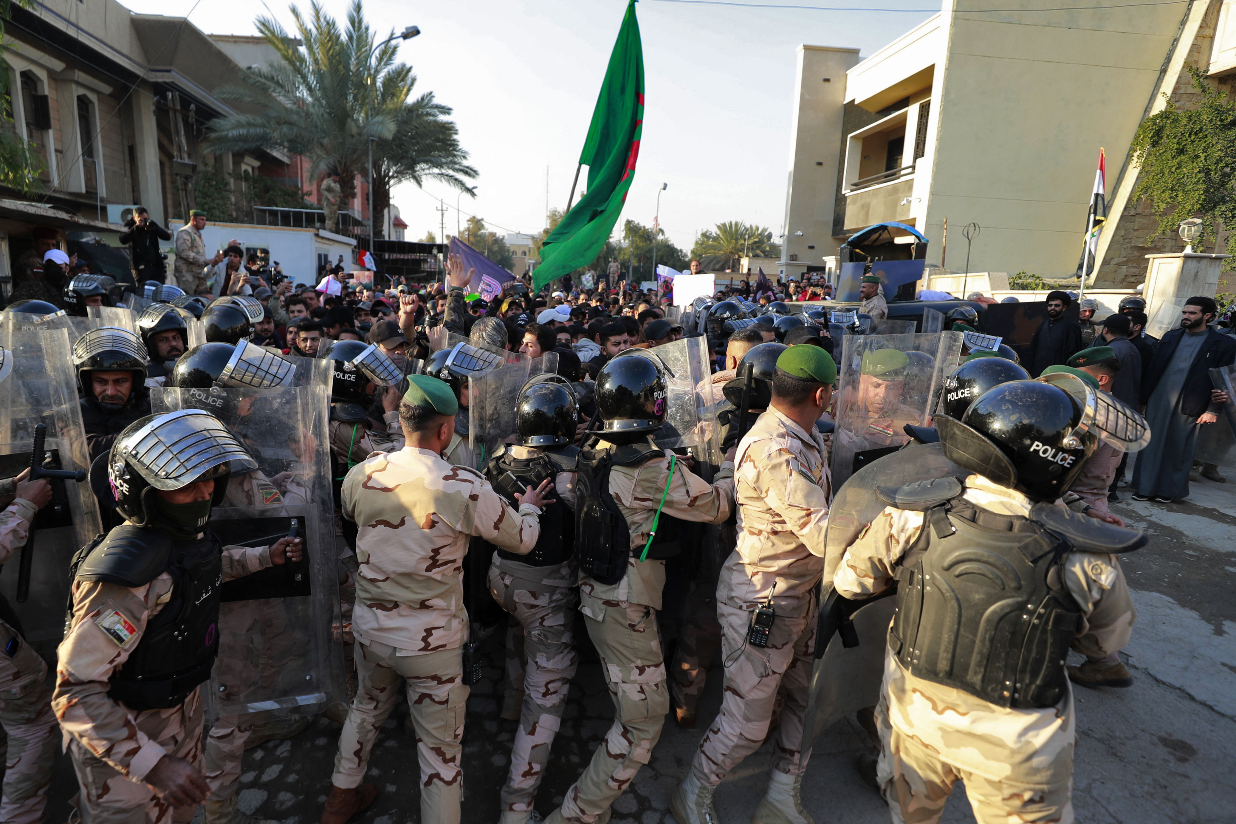 Para pengunjuk rasa memprotes aksi pembakaran Al Quran di depan Kedutaan Besar Swedia di Baghdad, Irak, Senin (23/1).