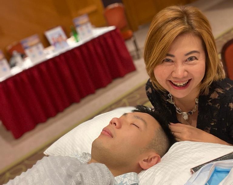 Fena Wijaya sedang melalukan metode Access Bars