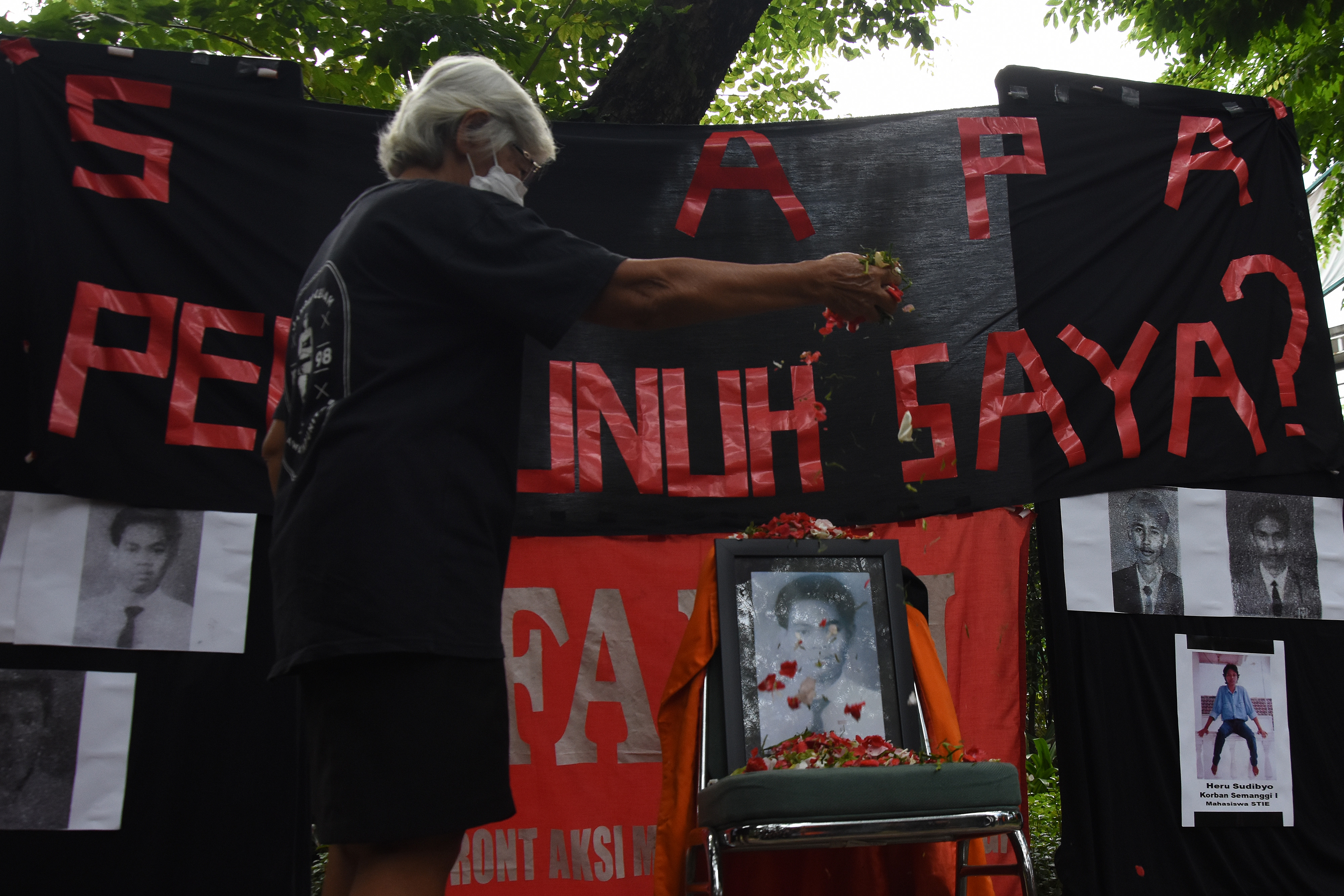 Ibu dari korban tragedi Semanggi melakukan aksi tabur bunga.