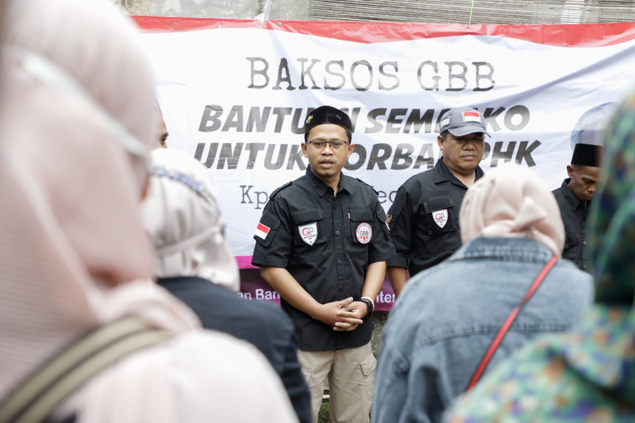 Sukarelawan Ganjaran Buruh Berjuang (GBB) menggelar kegiatan Bakti Sosial (Baksos) GBB di Kecamatan Balaraja dan Curug, Kabupaten Tangerang,