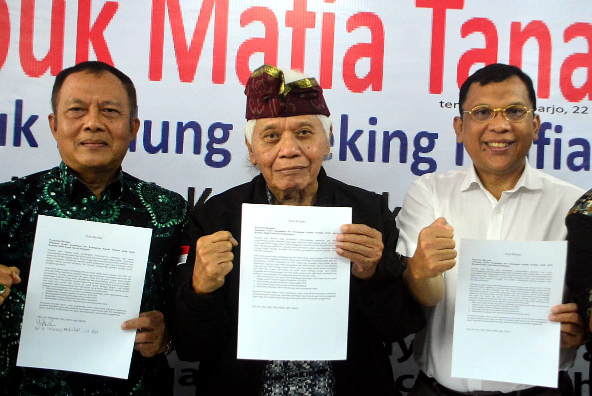 Mantan Danpuspom yang saat ini menjadi Ketua Umum LMPI, Mayjen (Purn) Syamsu Djalal (tengah).