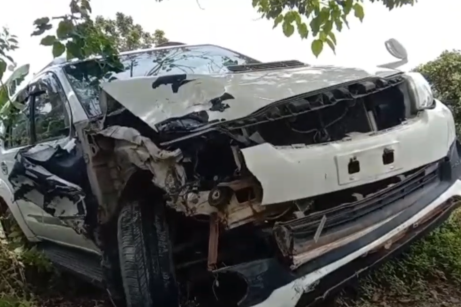 Mobil minibus yang menabrak sepeda motor.