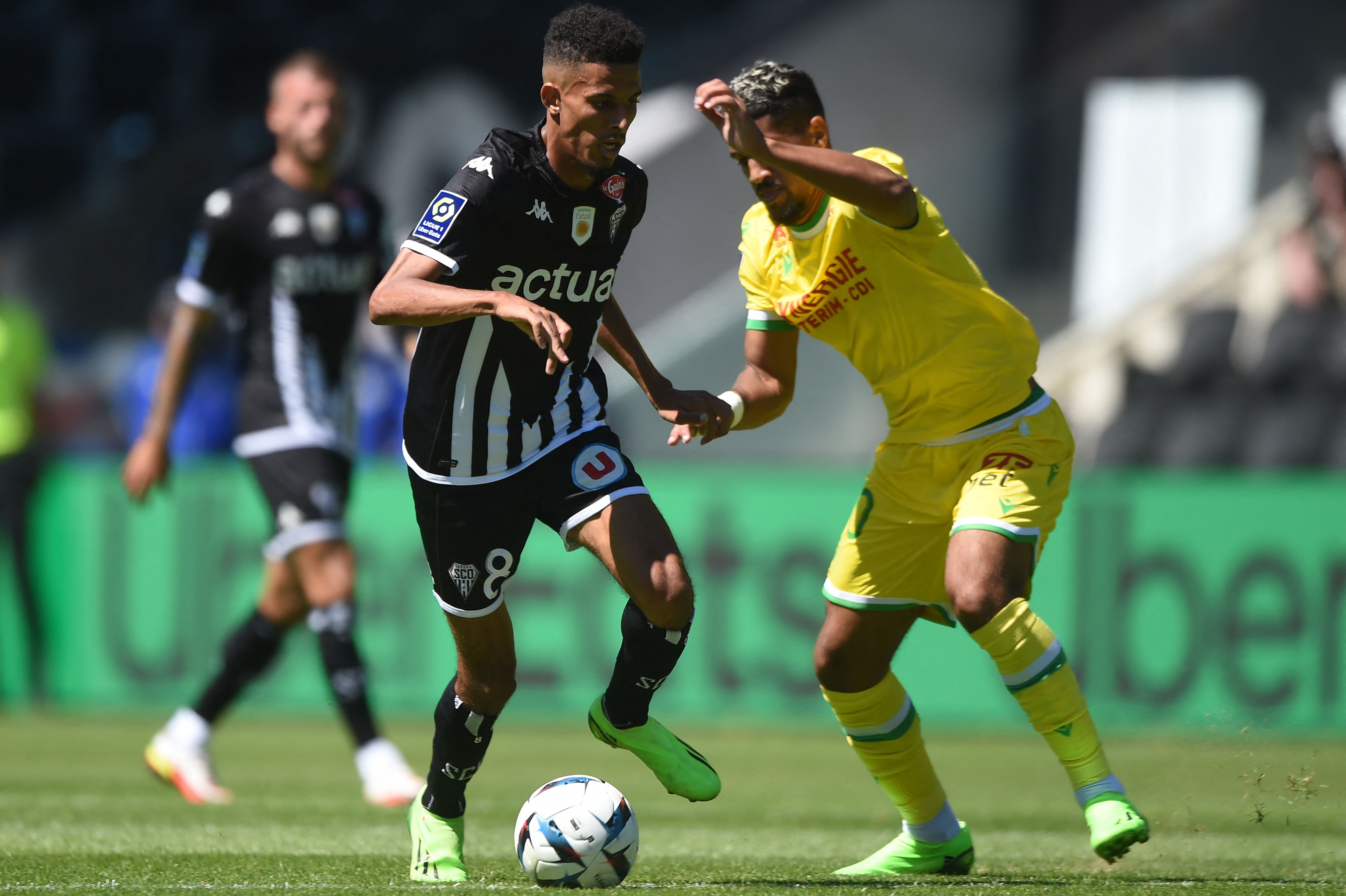 Gelandang Angers Azzedine Ounahi (kiri)