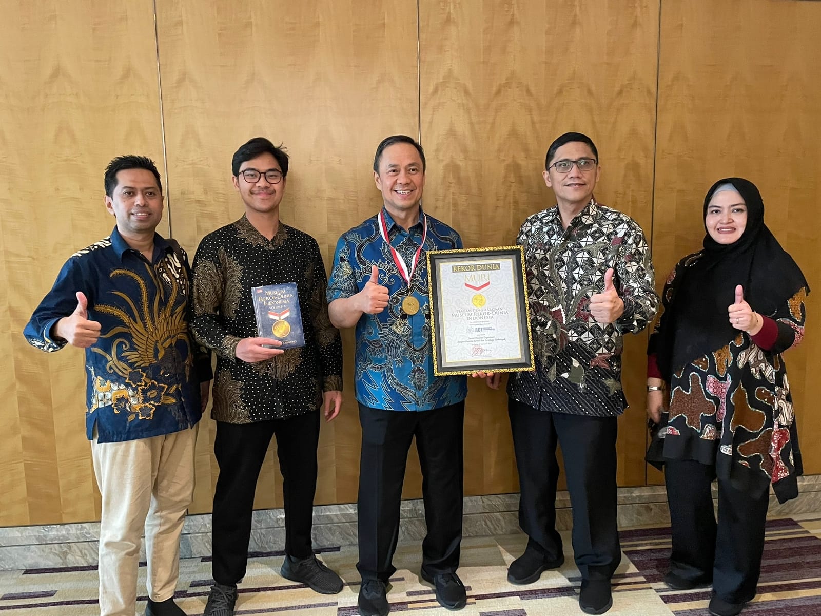 Founder ESQ dan jajaran Accelerated Culture Transformation ( ACT) Consulting International saar menerima piagam Rekor MURI.