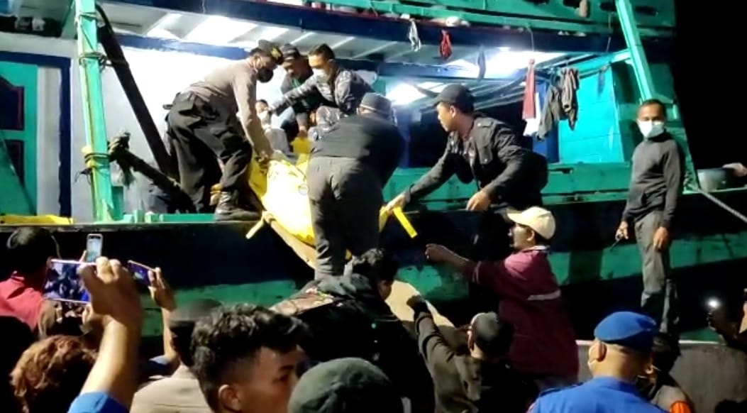 Enam Jenazah ABK korban keracunan gas freon di perairan Makassar diturunkan setelah tiba di Pelabuhan Tegal, Sabtu (7/1).
