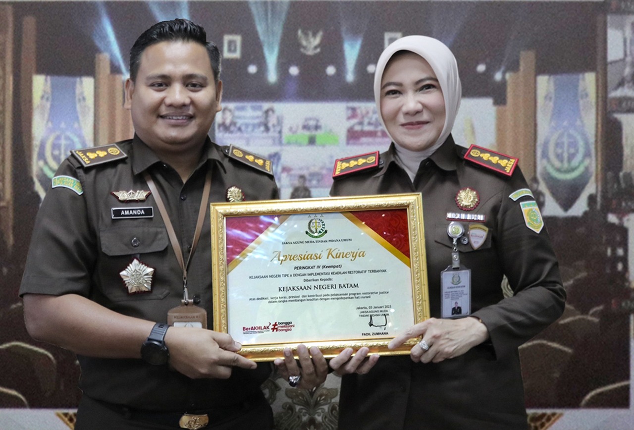 Kepala Kejaksaan Negeri (Kajari) Batam, Provinsi Kepulauan Riau (Kepri), Herlina Setyorini (kanan)