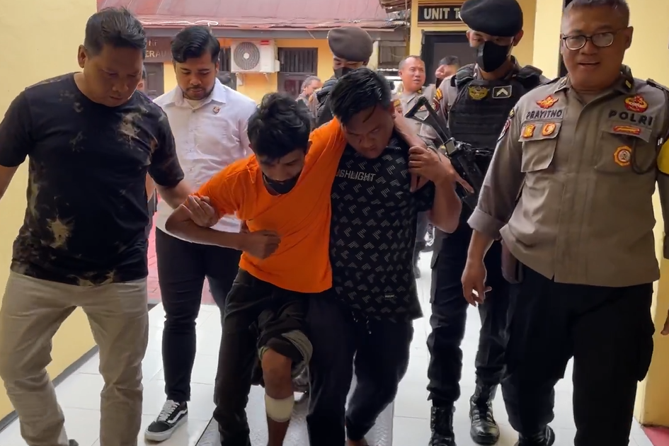 Polisi membawa tersangka pembacokan hingga tewas.