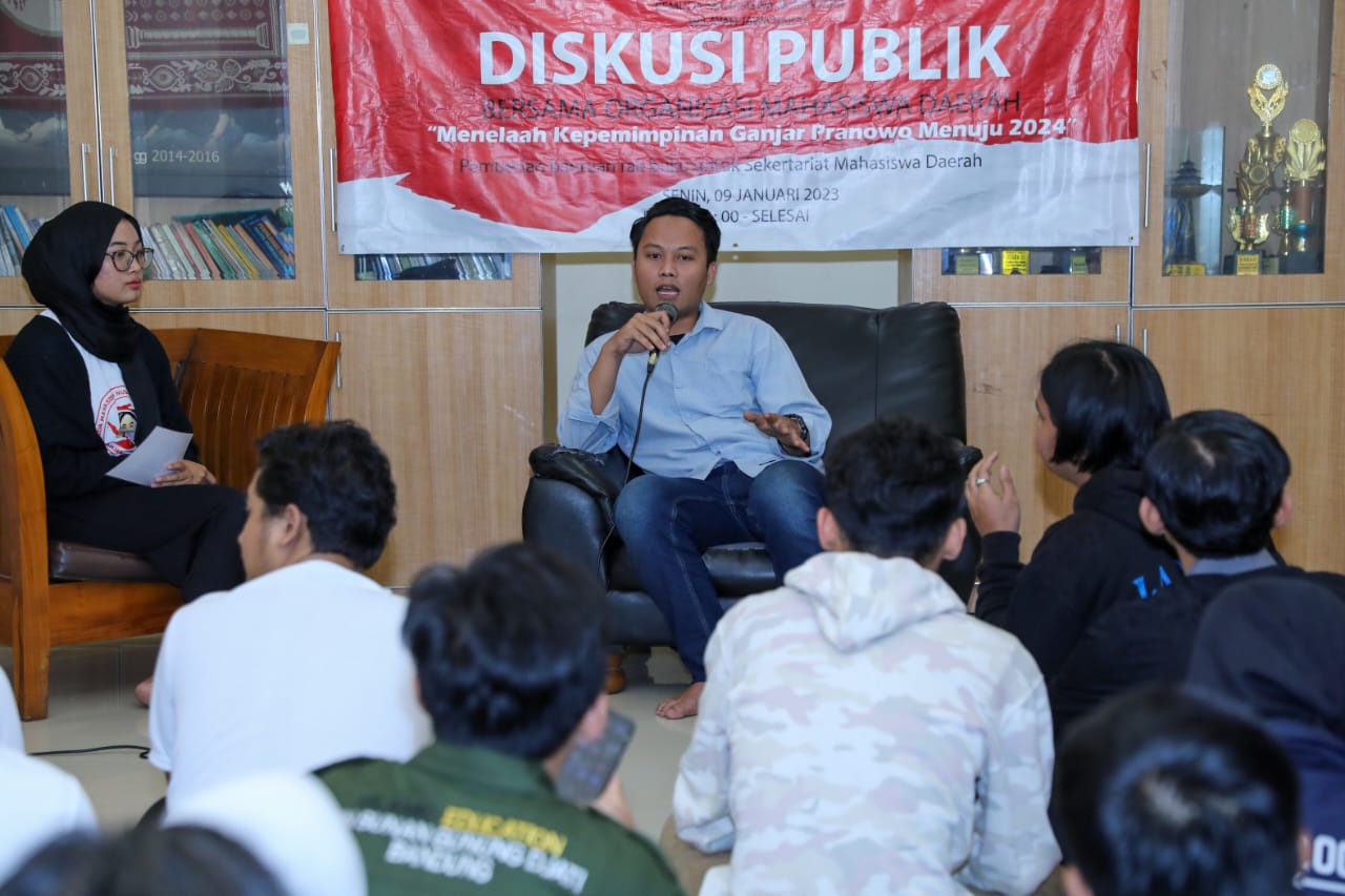 Bedah buku sekaligus menyalurkan bantuan rak buku untuk Organisasi Mahasiswa Daerah (Ormada) yang menimba ilmu di Bandung, Senin (9/1/2023)