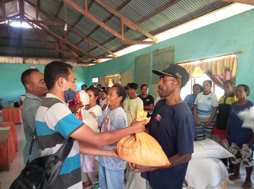 Kades Watotutu dan kepala dusun memberikan bantuan beras secara simbolis kepada masyarakat terdampak cuaca ekstrem.