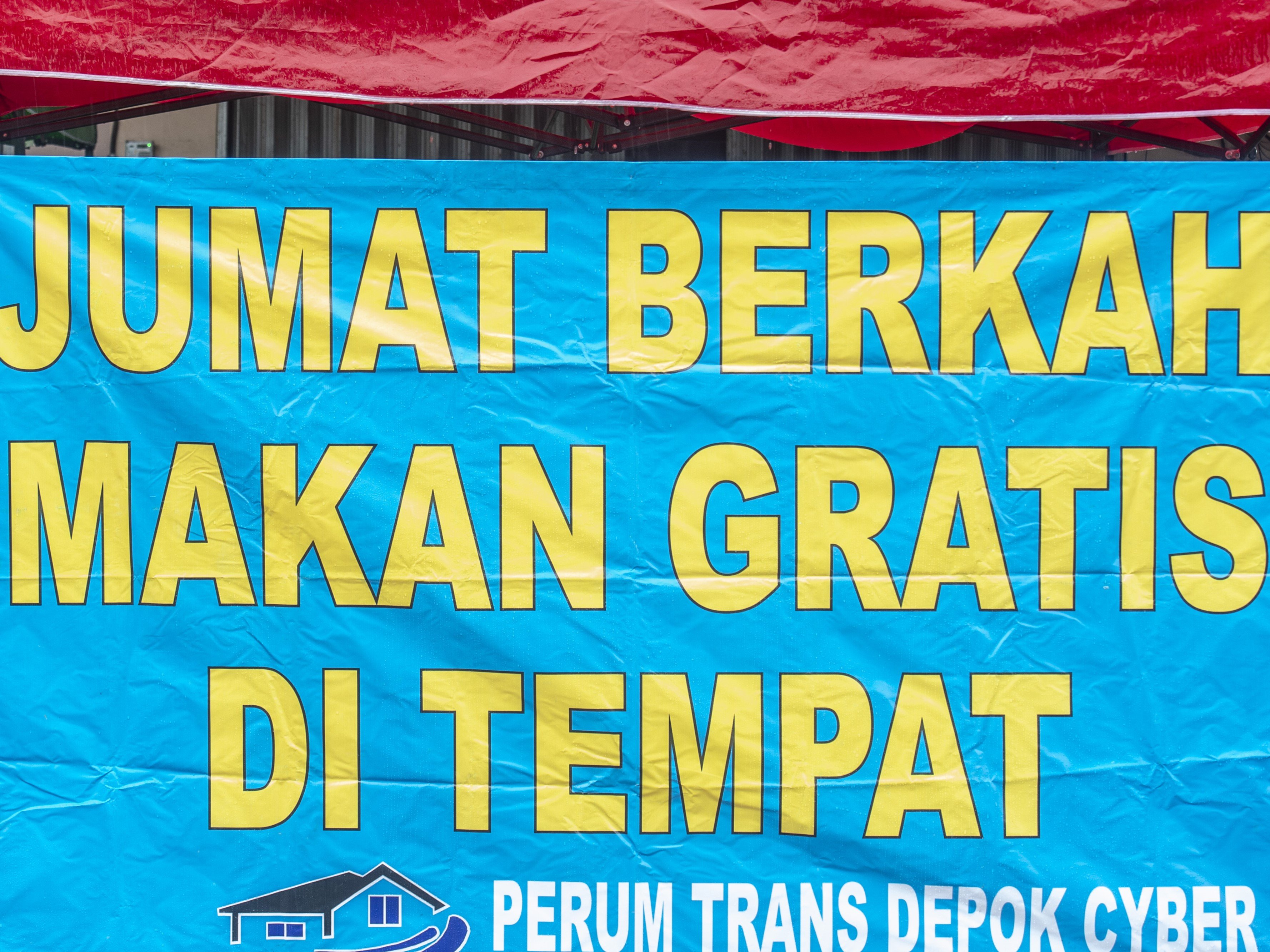 Sejumlah warga berada di tenda penyedia makanan gratis di Depok, Jawa Barat.