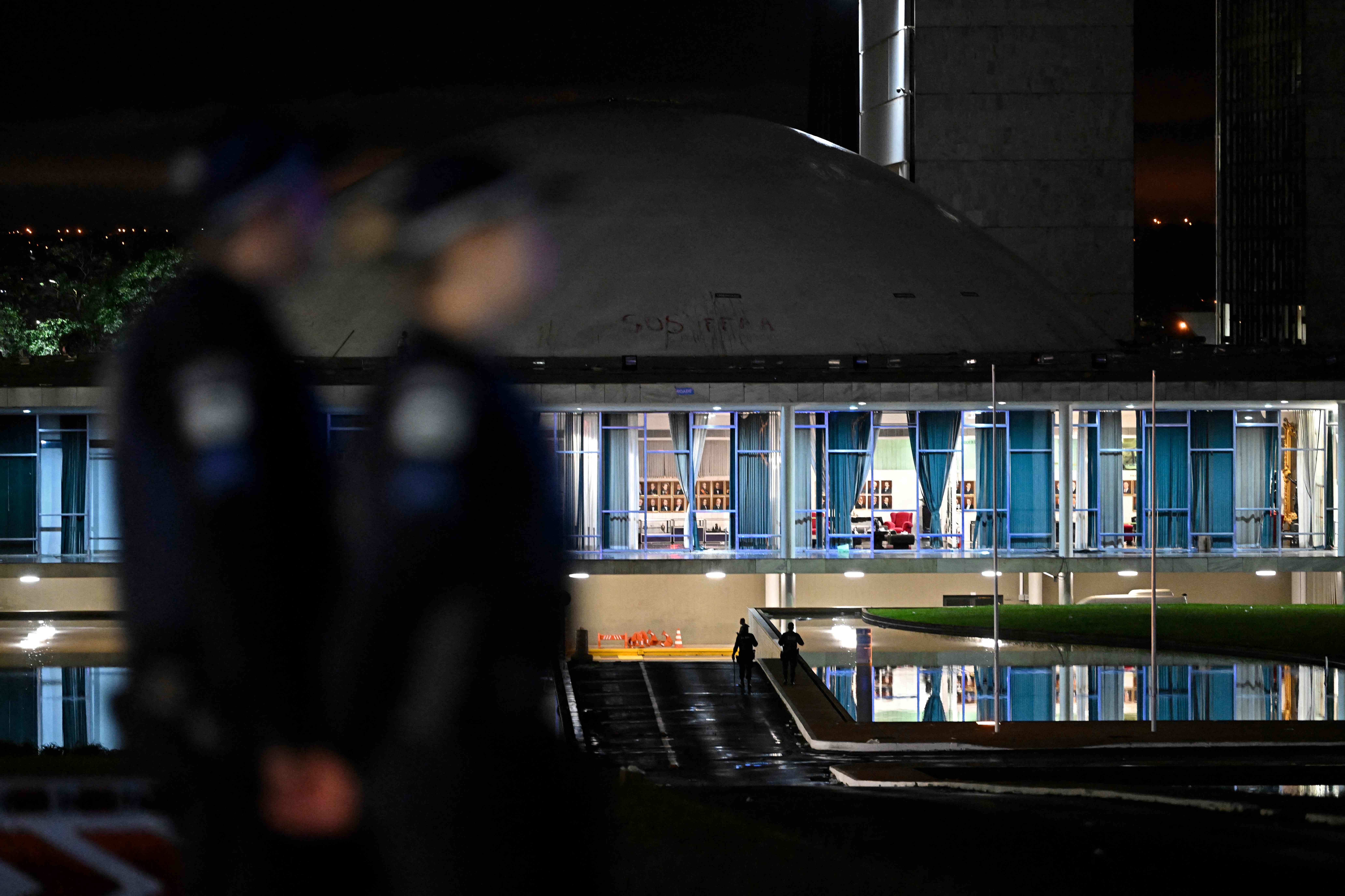 Polisi berpatroli di sekitar gedung kongres Brasil