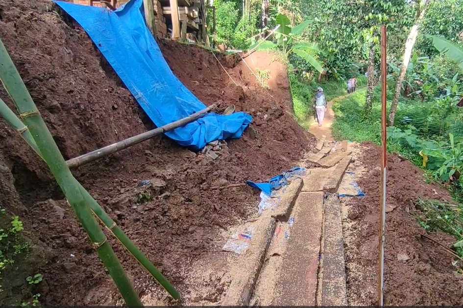 Longsor di Kuningan, Jawa Barat.