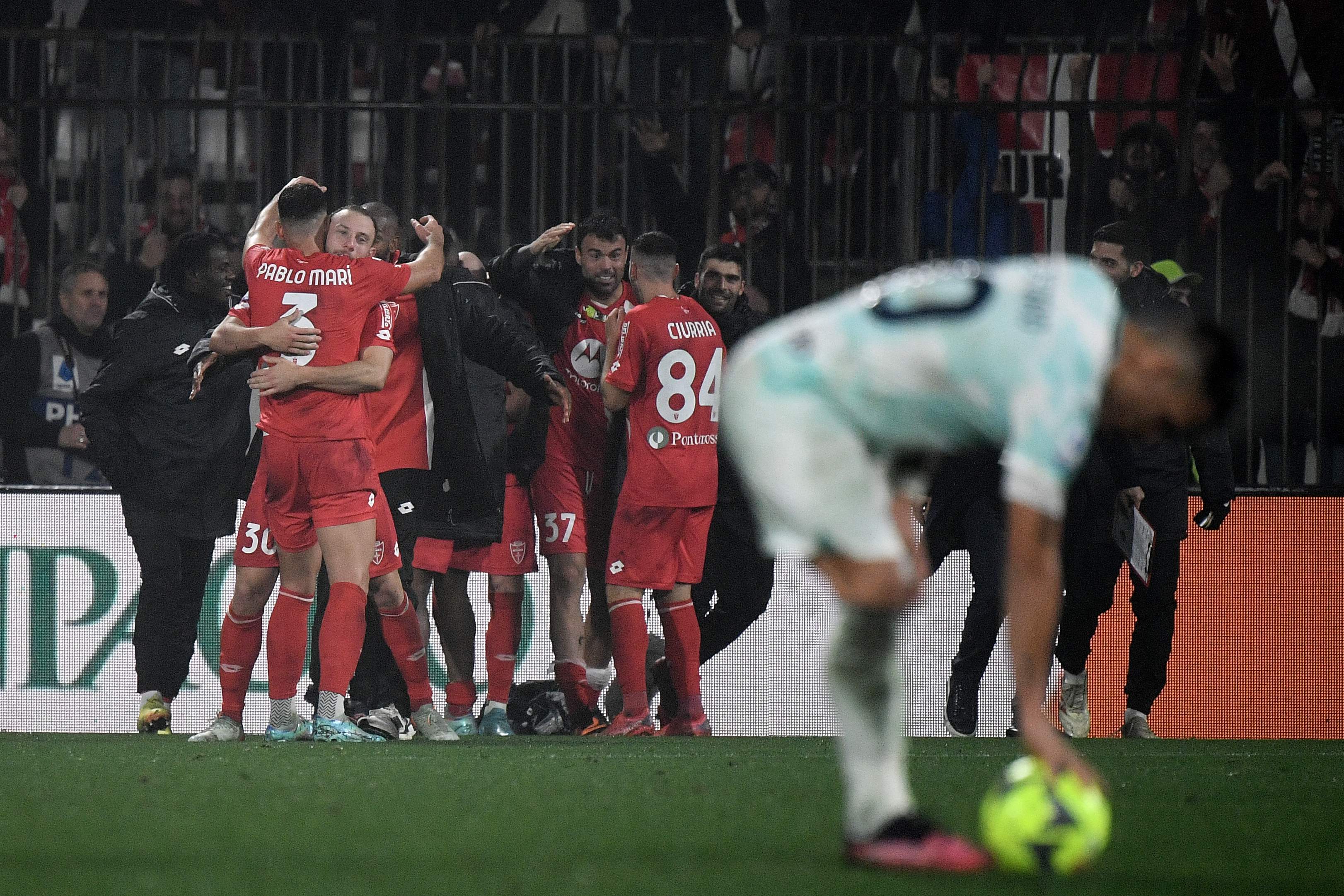 Para pemain Monza melakukan selebrasi usai mencetak gol ke gawang Inter Milan di laga Serie A.