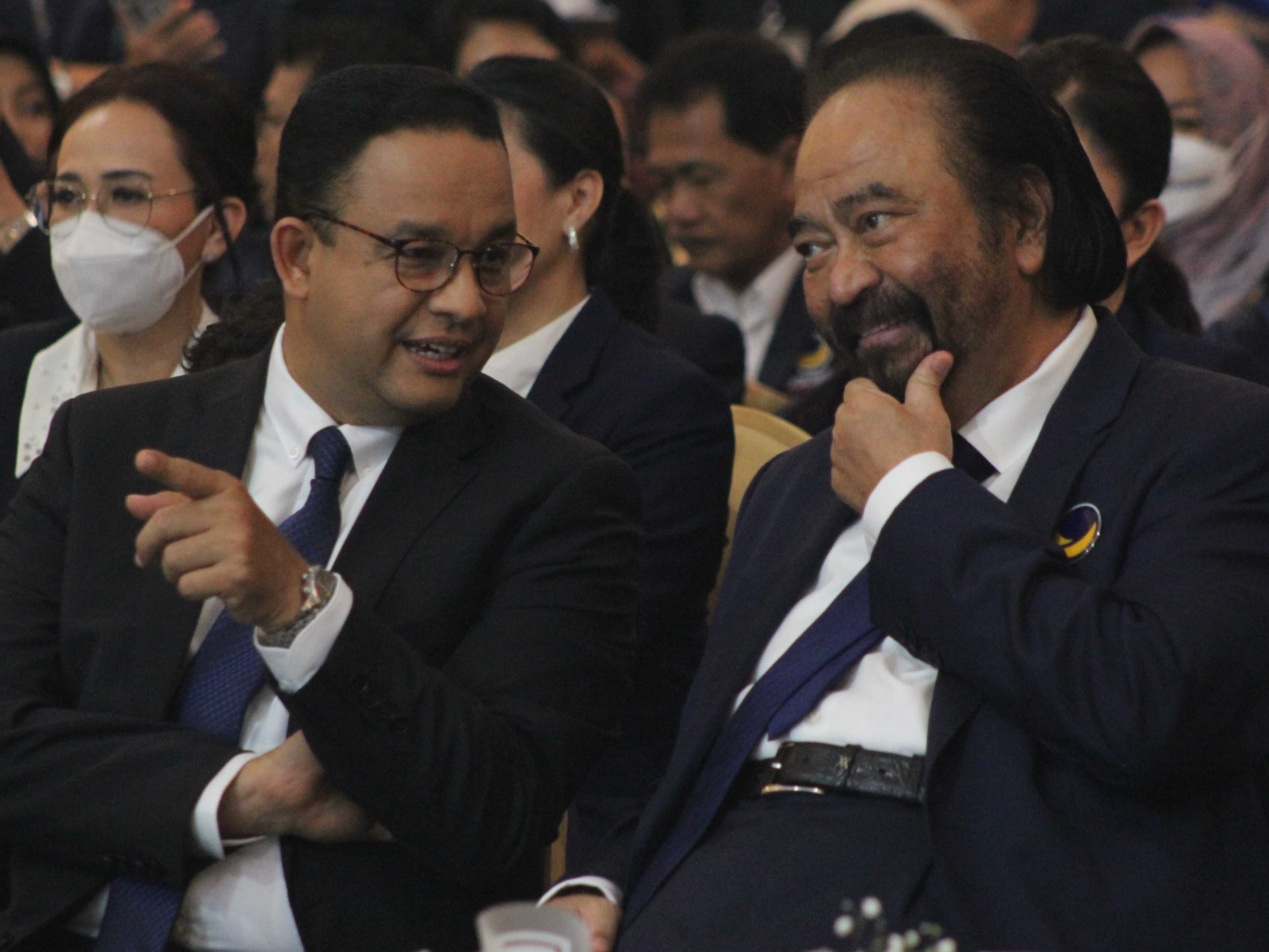 Calon Presiden Partai NasDem Anies Baswedan berbicara dengan Ketua Umum Partai NasDem Surya Paloh.