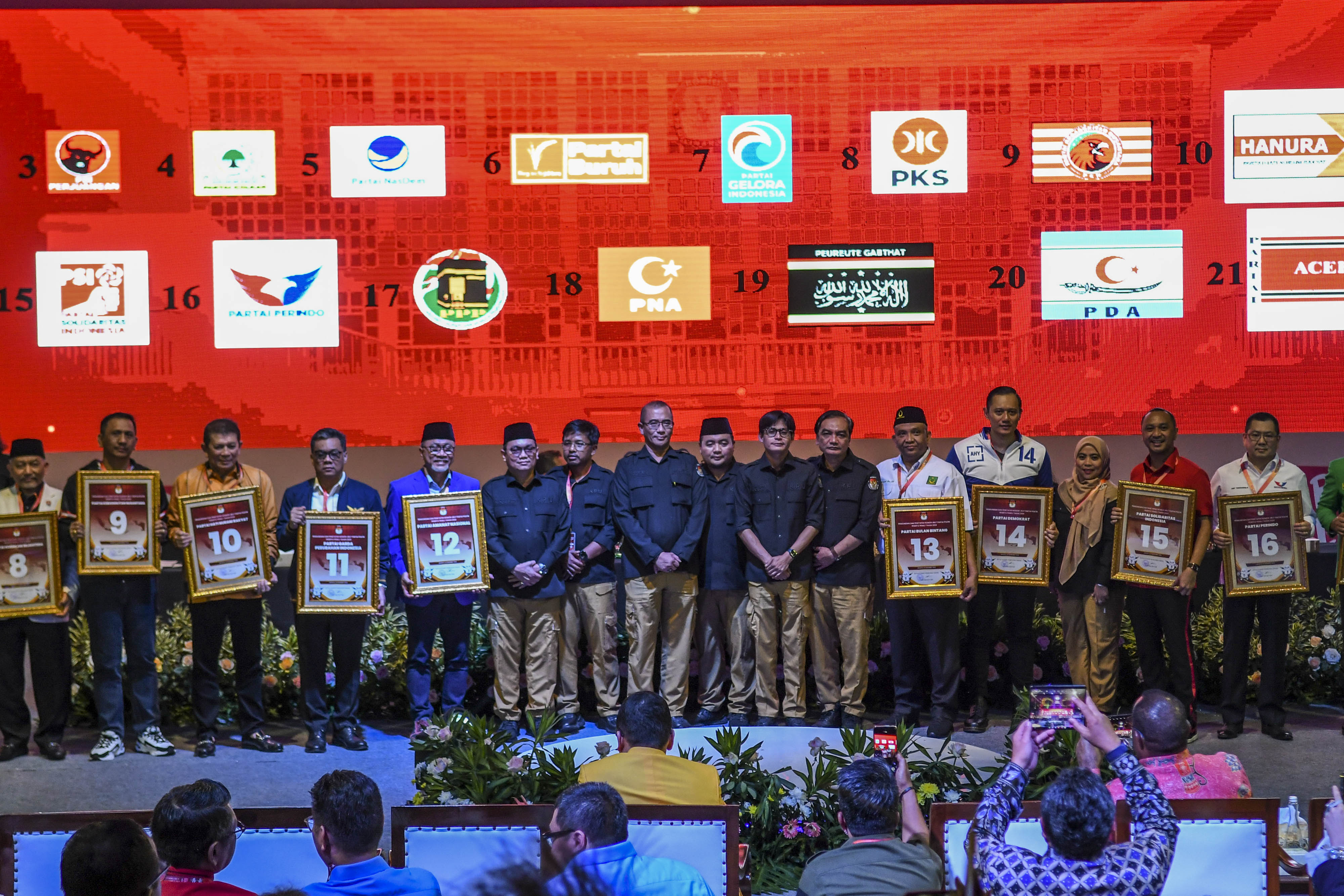 Rapat Pleno penetapan nomor urut partai politik peserta Pemilu 2024 di Halaman KPU, Jakarta, beberapa waktu lalu.