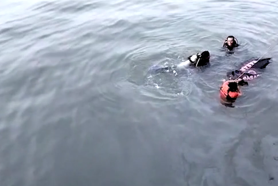 Tim SAR melakukan upaya evakuasi korban.