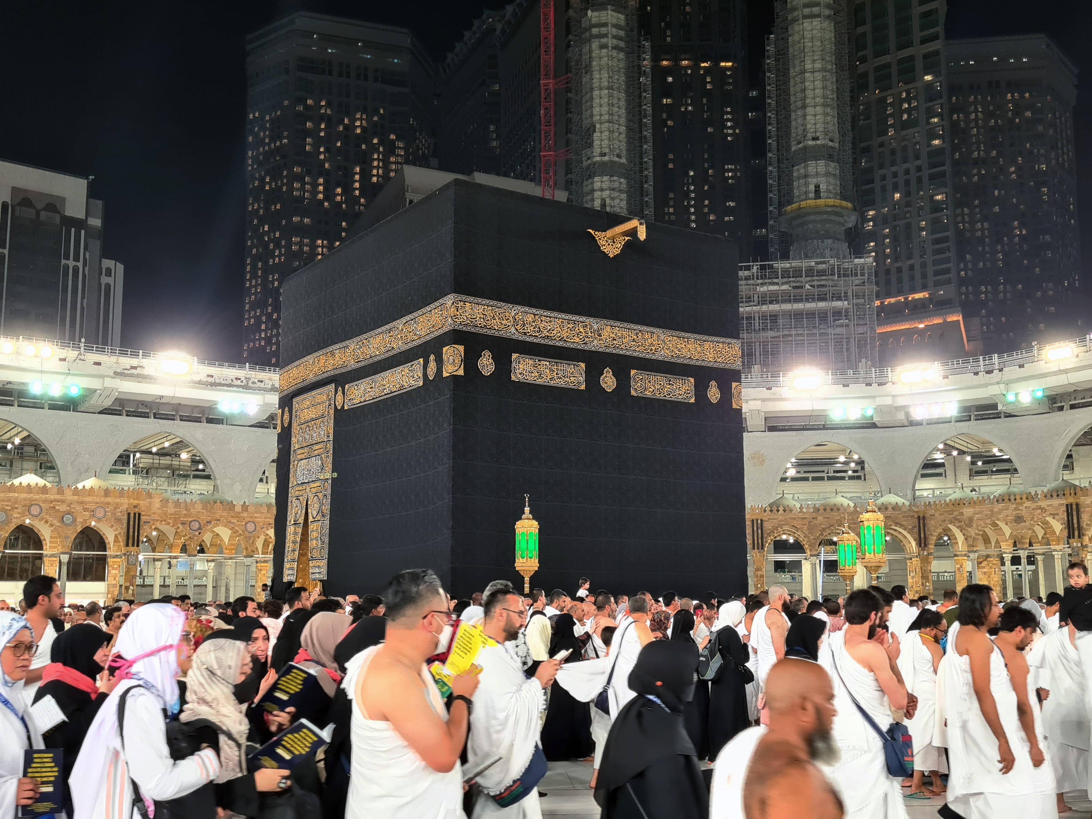 Ribuan muslim melakukan tawaf mengelilingi Ka'bah di Masjidil Haram, Mekkah, Arab Saudi, Kamis (1/12/2022).