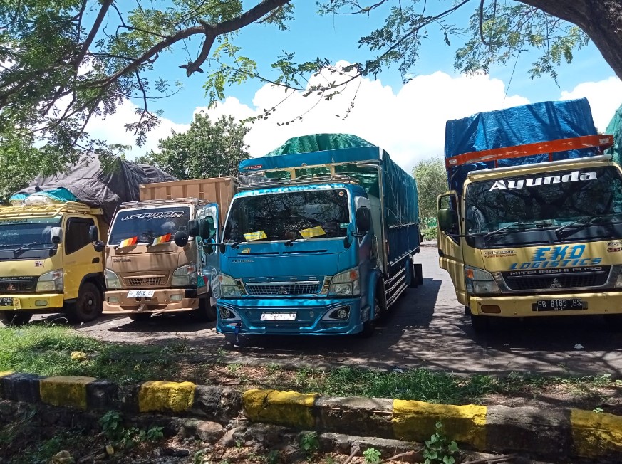 Sejumlah mobil expedisi yang sudah terparkir di Pelabuhan Feri Larantuka selama 3 minggu.
