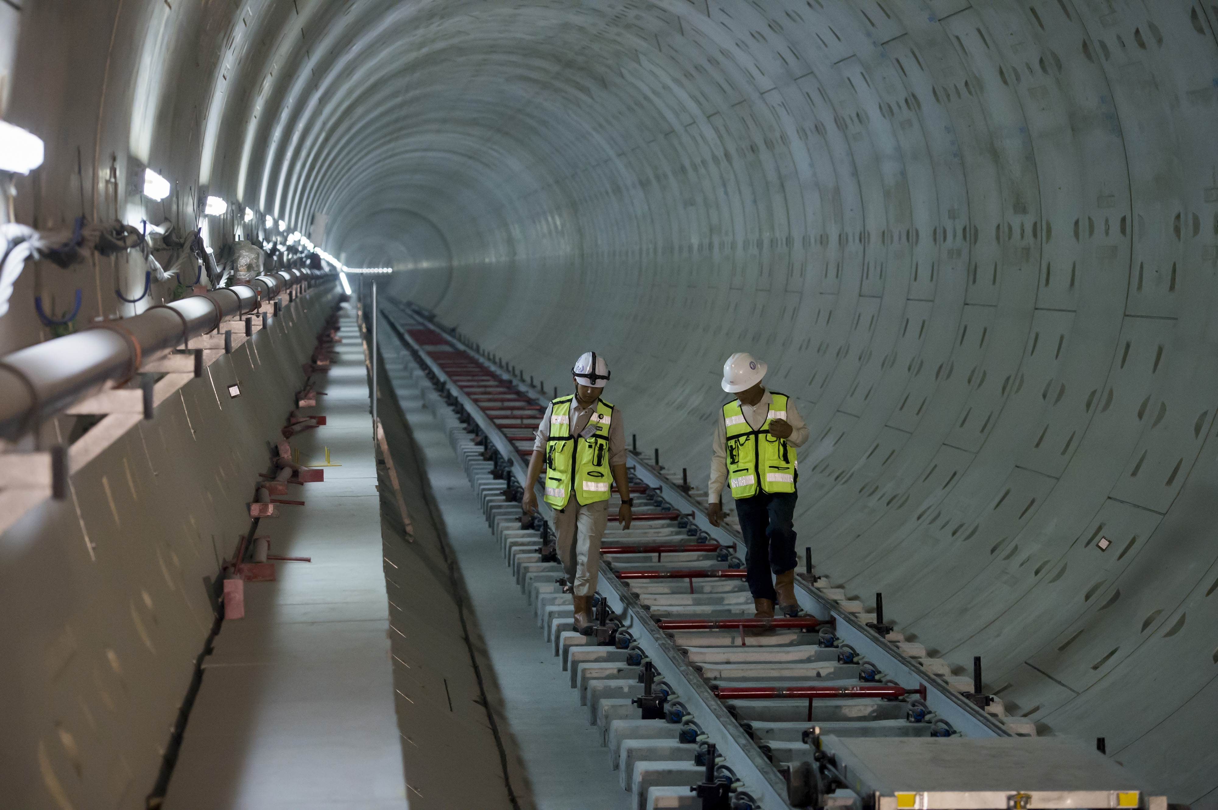 Potret pekerja melakukan pemeriksaan rel di terowongan MRT Jakarta.