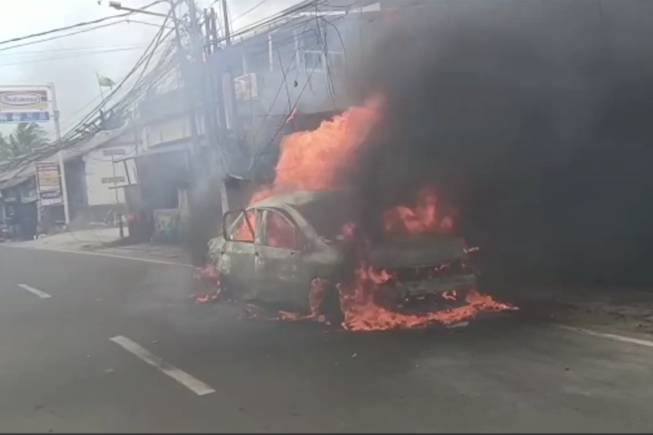 Mobil yang terbakar di Cakung.